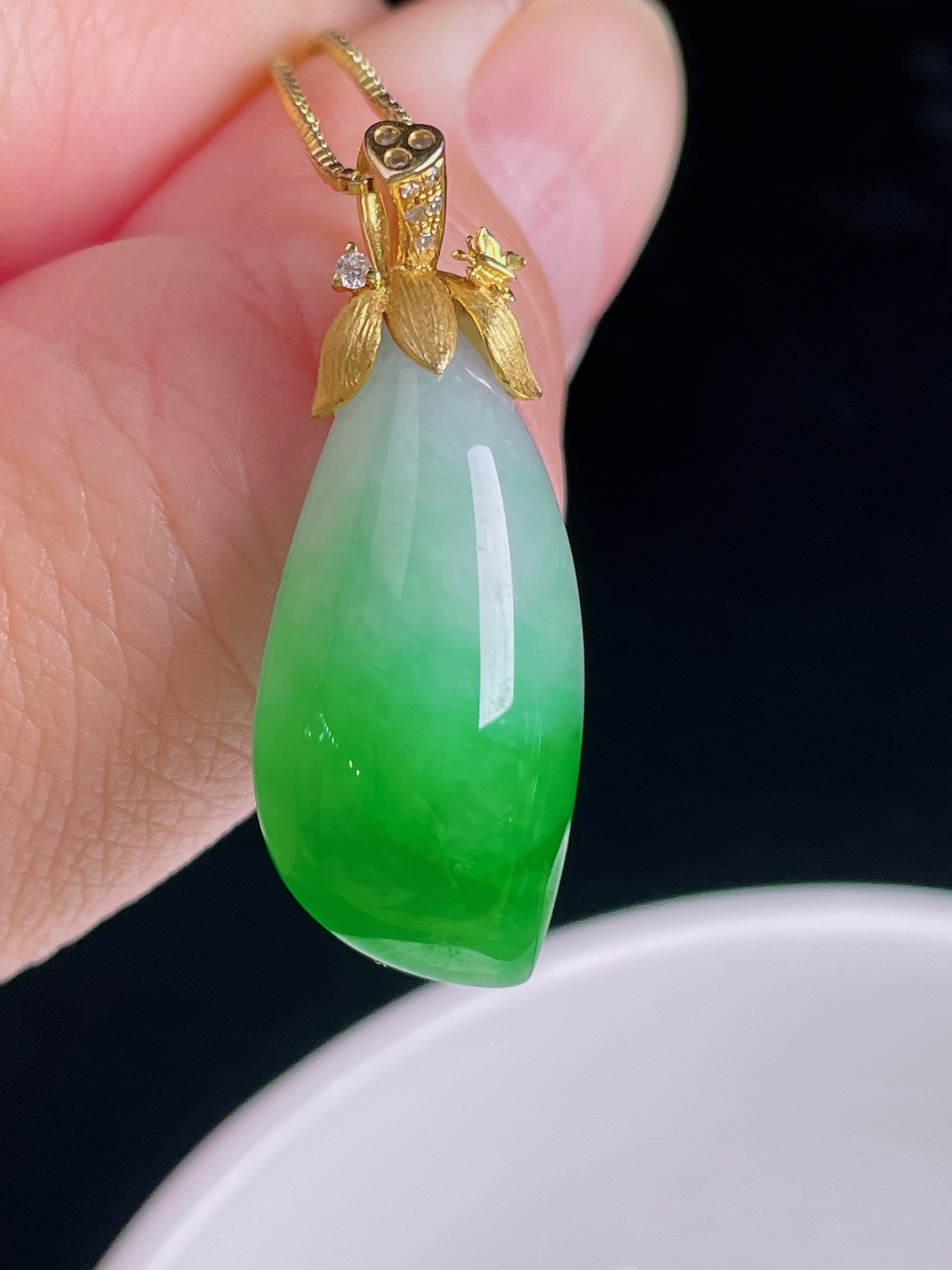 辣绿随形，18k镶嵌，老种起光，细底通透，尺寸：32.2裸石26/12.8/7mm0917