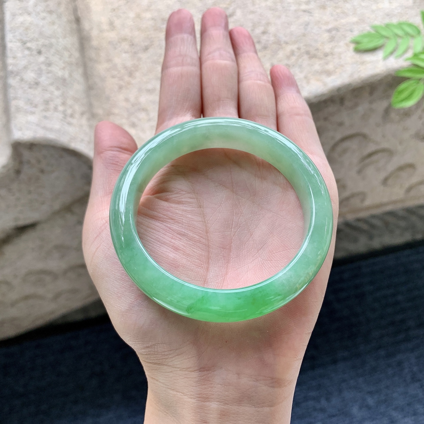 正圈54 55 圈口54.7/12/8.1 编码W6090723 糯冰飘绿，水润，种老，细腻，打灯有