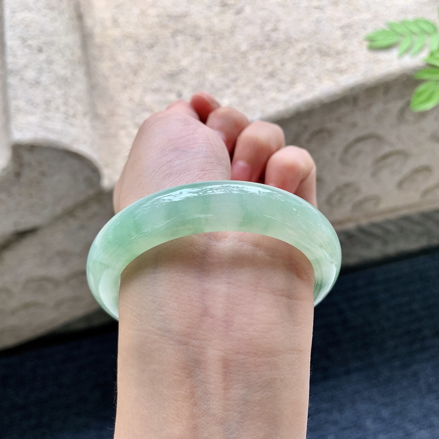 正圈54 55 圈口54.6/12.8/8.6 编码W6090720 糯冰飘绿，水润，种老，细腻，无裂