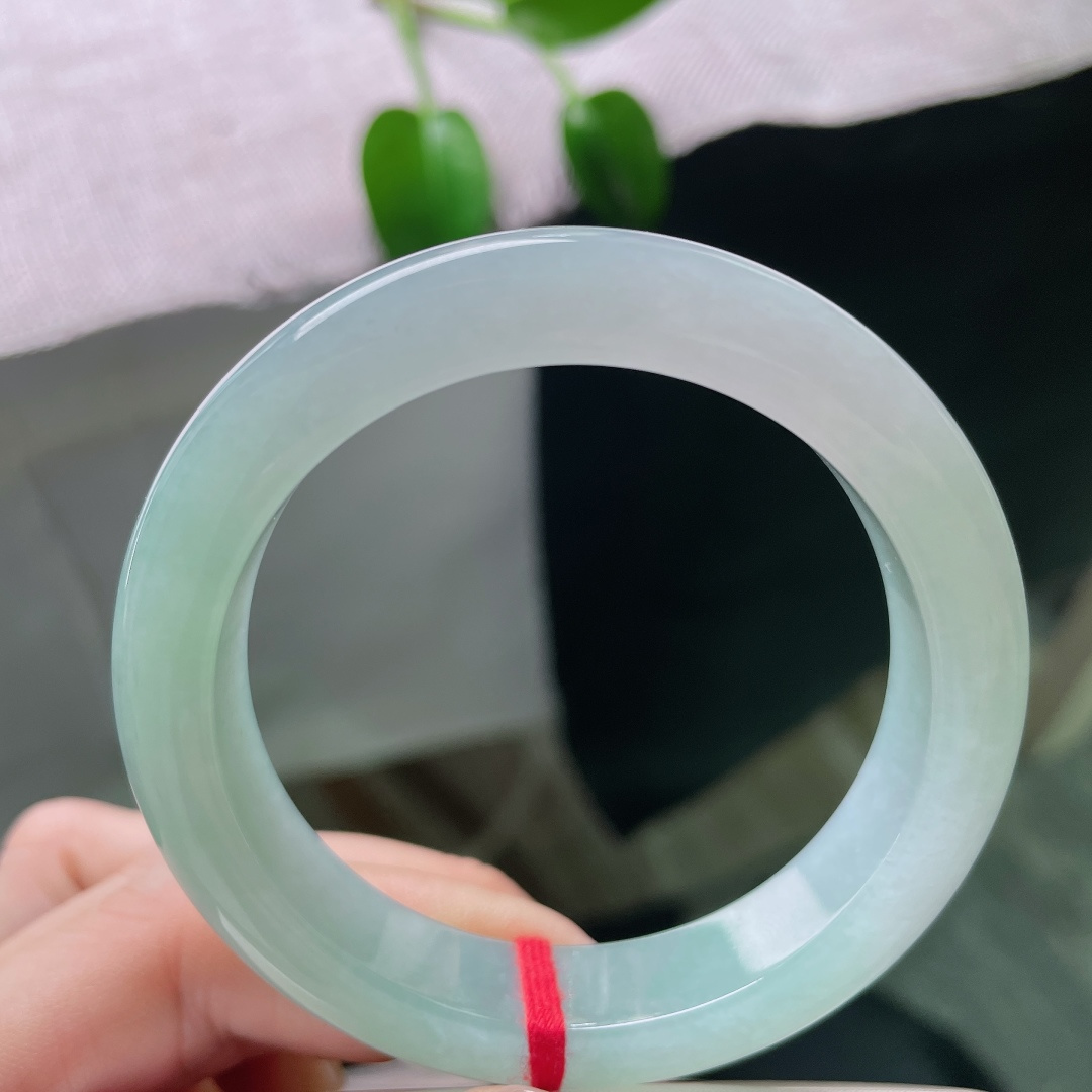 51.7/12.2/8.3，绿底正圈，晶体线不显，冰润晴绿平安镯，玉质细腻通透，一抹清绿灵动温婉尽显雅致。ss59109a