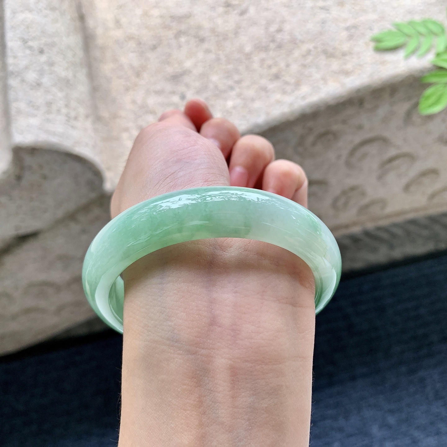正圈56 57 圈口57.5/14/8.8 编码YT090714 细糯飘辣绿，水润，种老，细腻，打灯有絮线