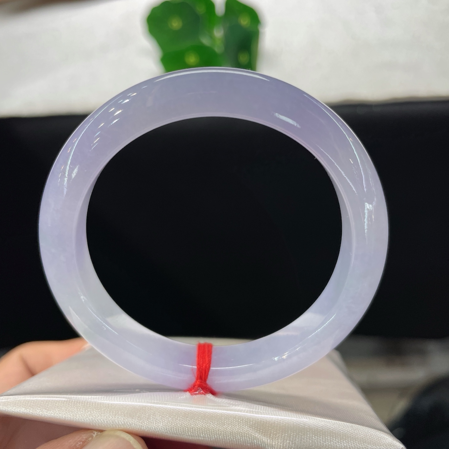 天然翡翠手镯 圈口50/9.6/7.9，冰紫正圈，50/51可戴，浅烟紫漫过玉镯，清浅朦胧，无裂