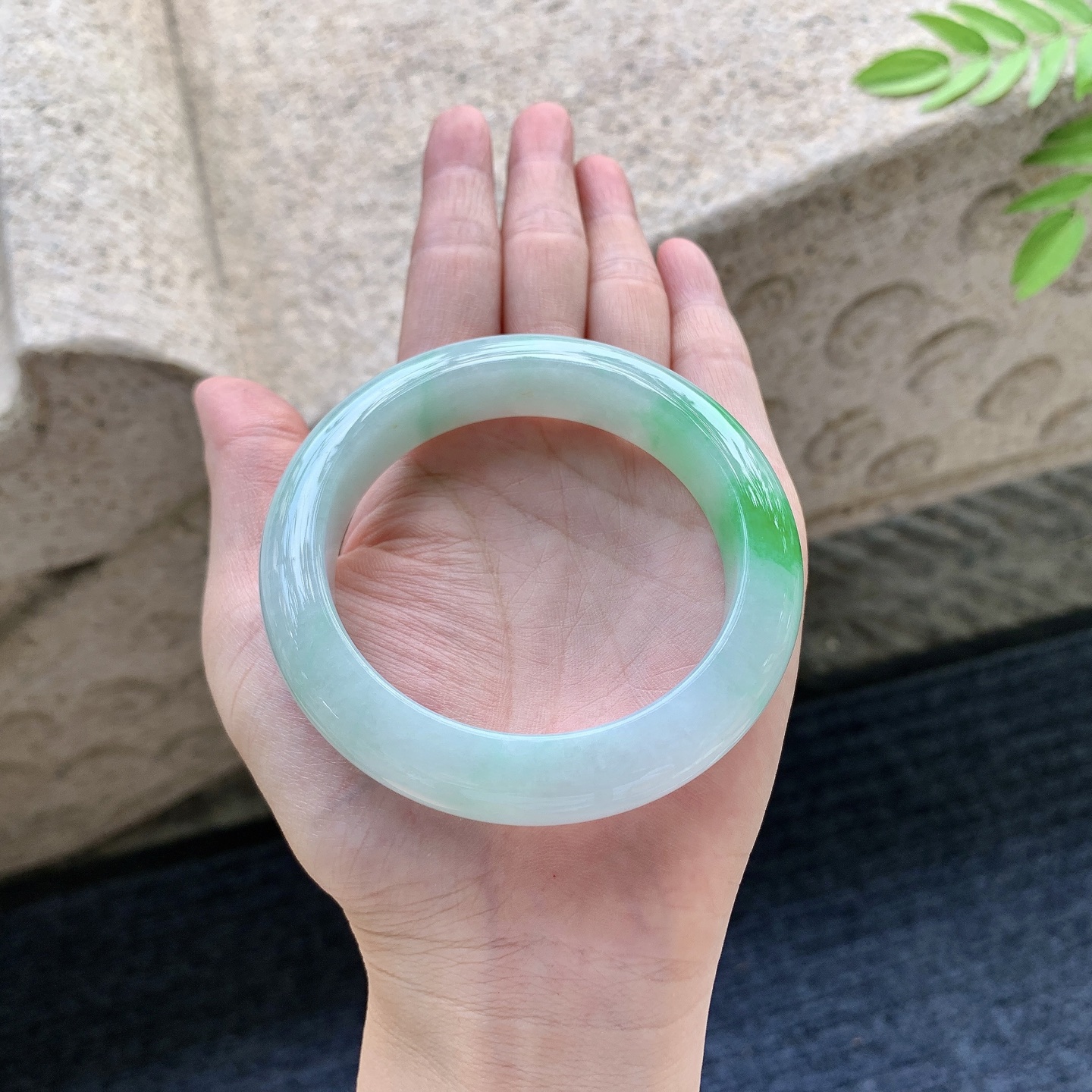 正圈55 56 圈口56.4/9.4/13.1 编码H3091509 飘阳绿，水润，种老，细腻，打灯有棉线