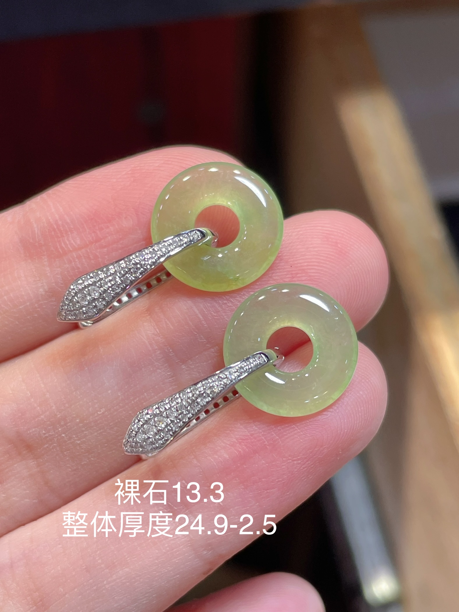 翡翠也可以戴出甜美的感觉呀甜甜圈平安扣耳环，清甜的感觉，种水也是可以的，18k金镶嵌，24.9-2.