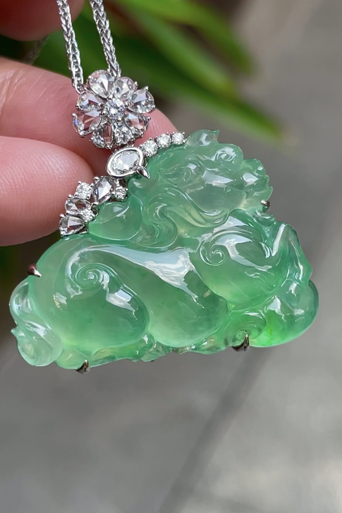 大师作品，珍藏品 ️ 【冰种阳绿，祥瑞】大件饱满，通透水润，玉质细腻，翠色鲜艳，18k金奢华钻石镶