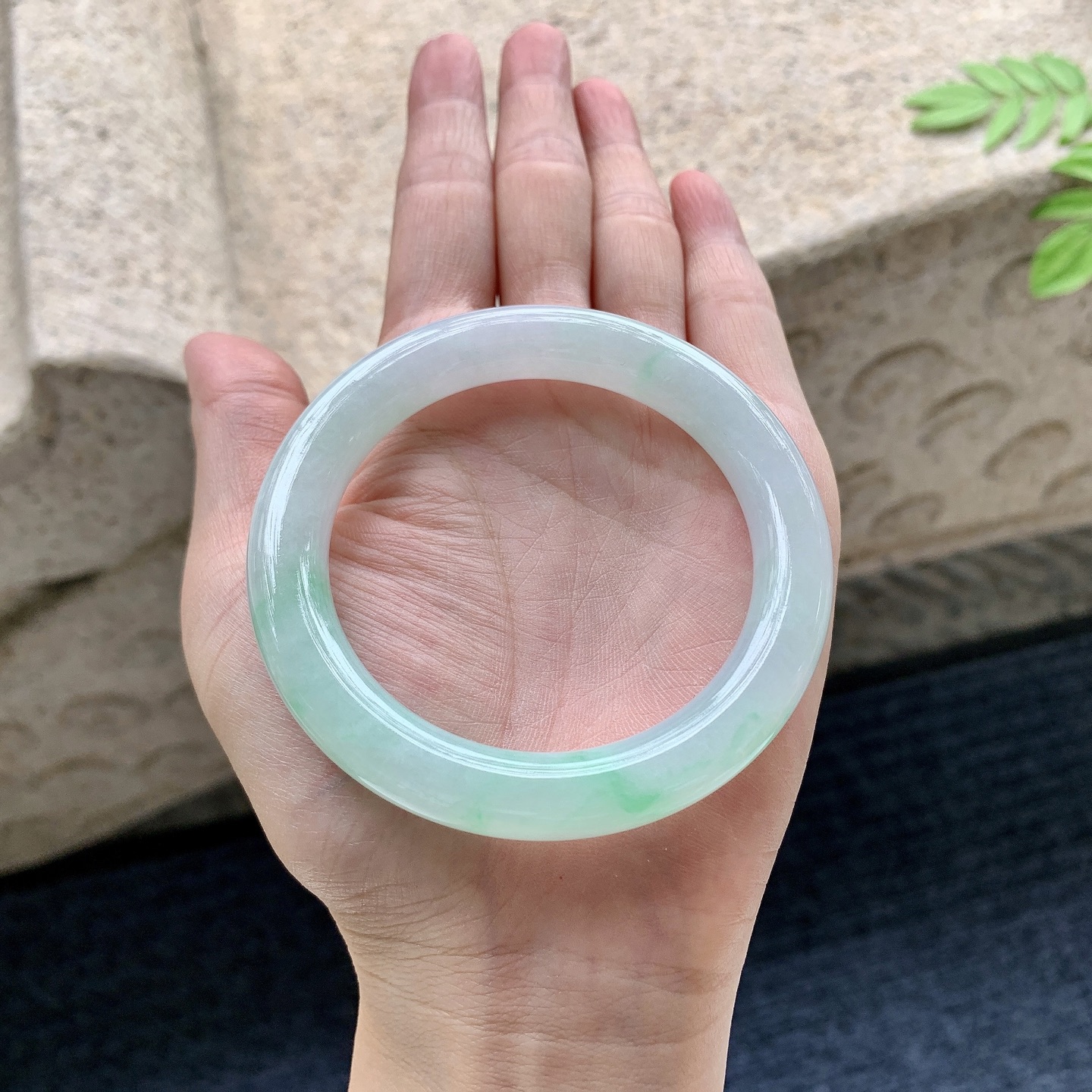 圆条54 55 圈口54/9.8/9.7 编码Q5090837 糯冰飘绿，水润，种老，细腻，打灯有絮
