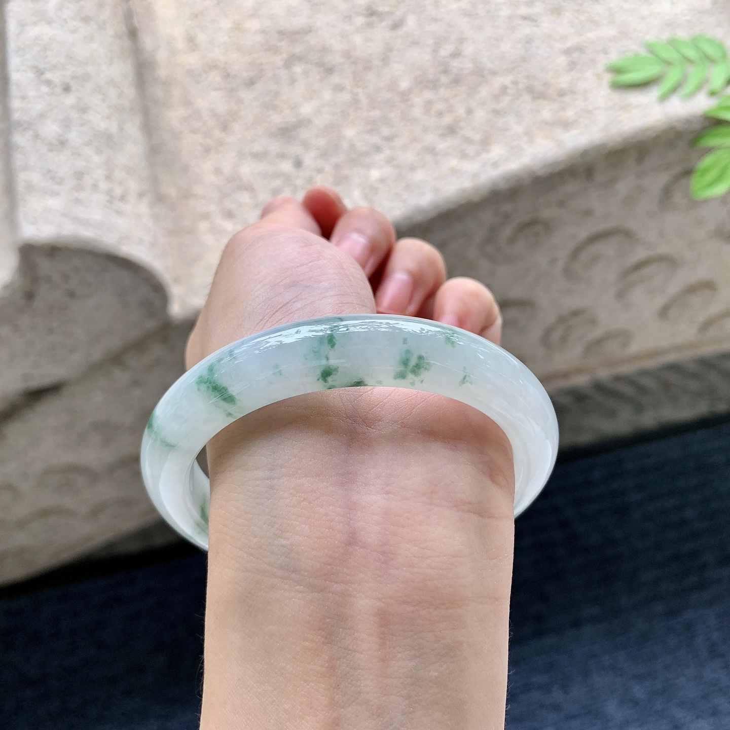 正圈58 59 圈口59/11.6/8.8 编码HJ090806 糯冰飘绿花，水润，种老，细腻，打灯有絮线