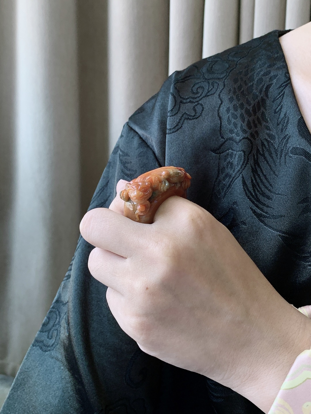 【裸石】冰红翡貔貅戒圈扳指 【说明】缅甸 性比高 立体 超厚 【尺寸】17.7-18.3 【圈口】23号 【重量】41.4克