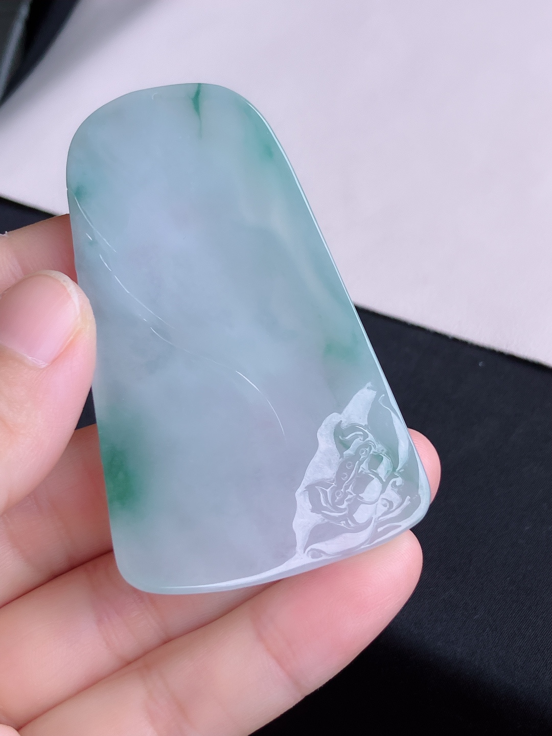 ️，冰种飘花大日佛，晶莹剔透，花色清爽。尺寸71.6/42.3/6.3/自然光实拍