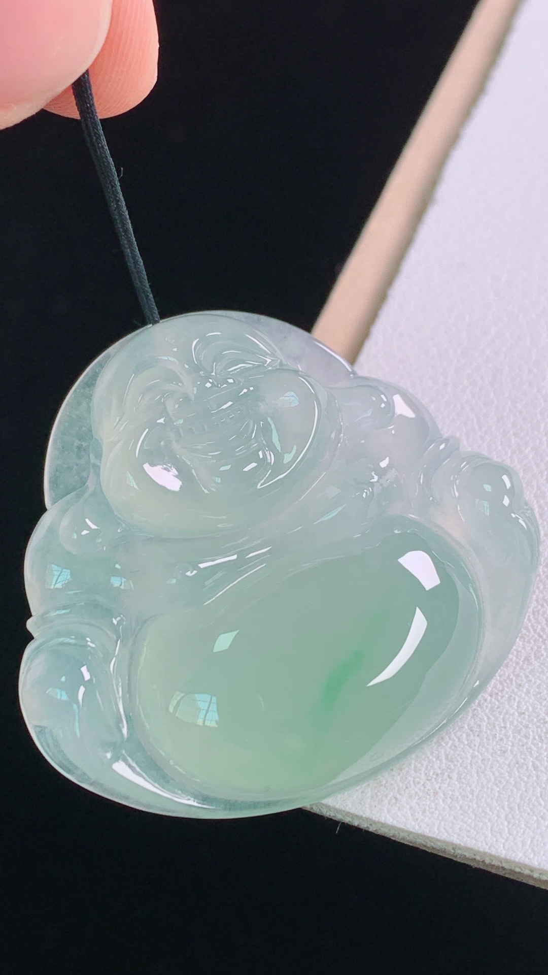冰飘绿佛公 翠色灵动，水润清爽，无裂 尺寸:36.3-39.4-8.7mm 14