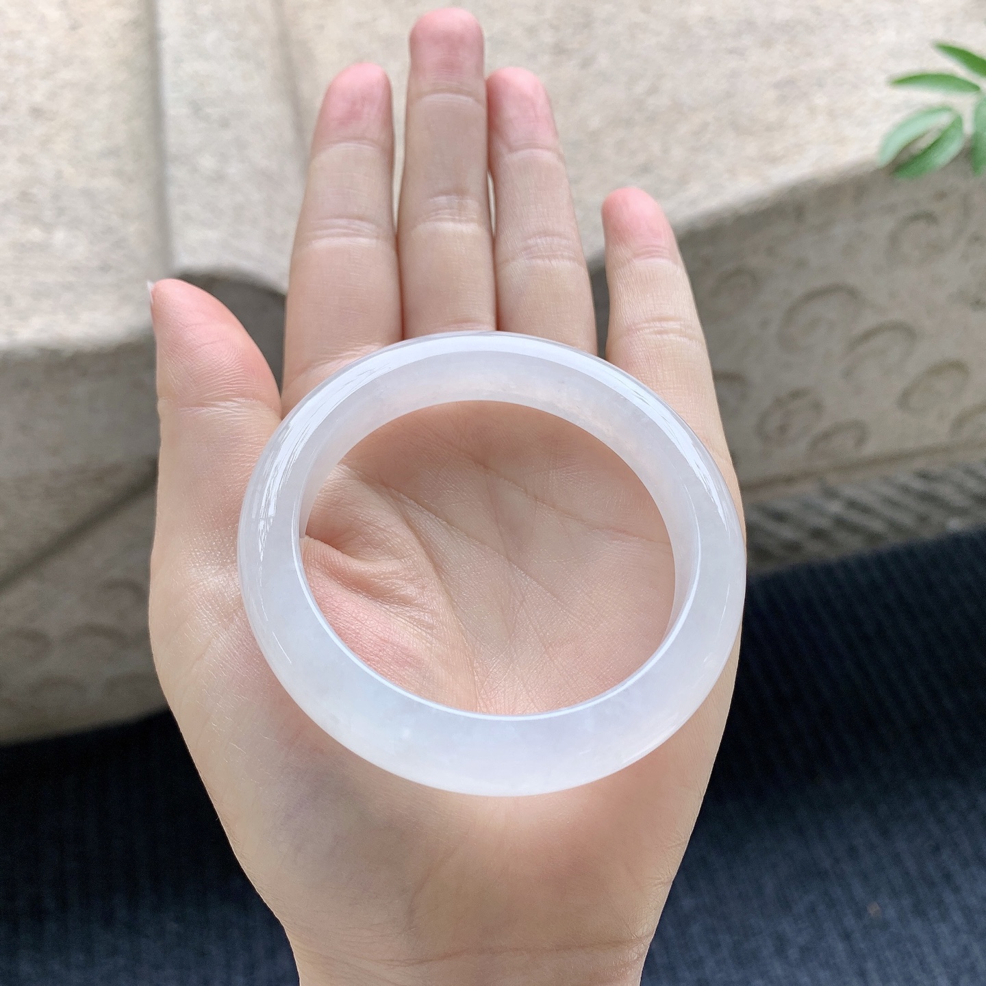 正圈51 52 圈口52/11/8 编码GL082378 糯冰底色，水润，种老，细腻，无裂