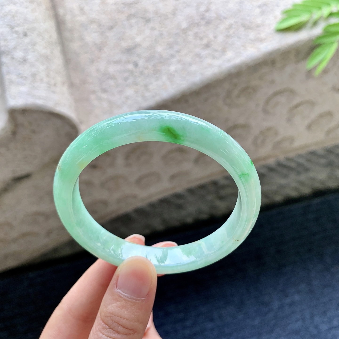 正圈56 57 圈口57/11/7 编码W6091823 细糯飘绿，水润，种老，细腻，有矿点