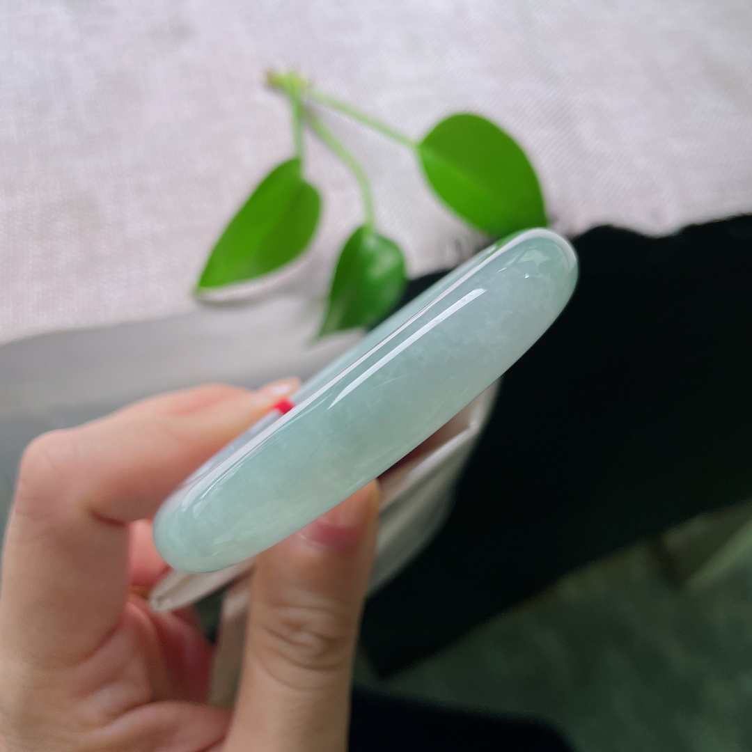 54.3/11.4/8.7，蓝底正圈，内晶体线，淡雅晴水底干净纯粹，种水通透，色调沉静柔和，上手温婉大方。ss59080a