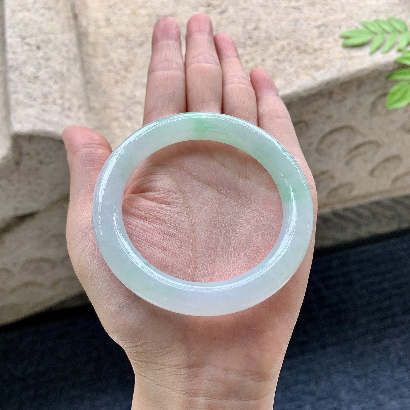 圆条54 55 圈口54/9.8/9.7 编码Q5090837 糯冰飘绿，水润，种老，细腻，打灯有絮线