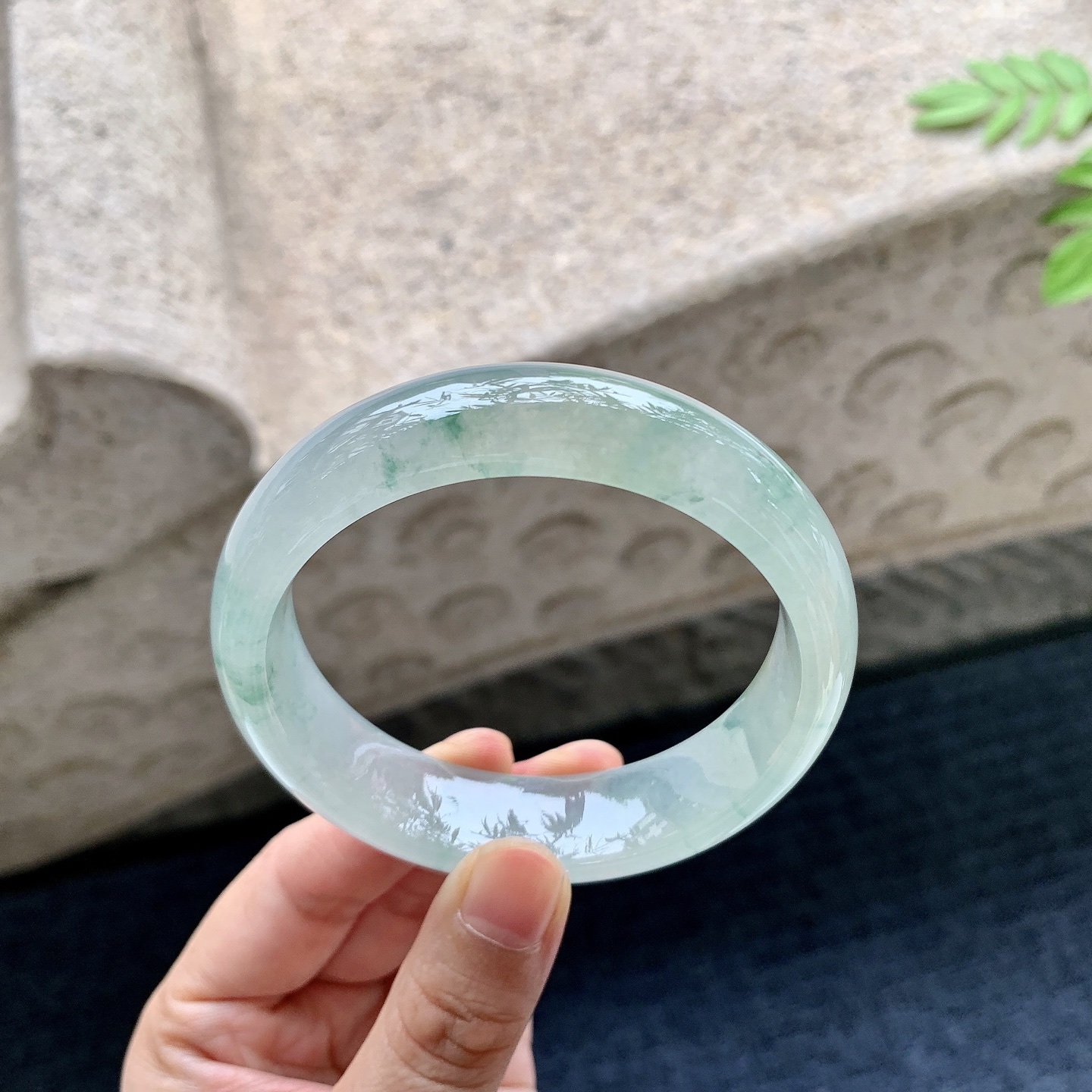 正圈57 58 圈口58/15.7/8 编码HJ090802 冰糯飘花，水润，种老，细腻，无裂