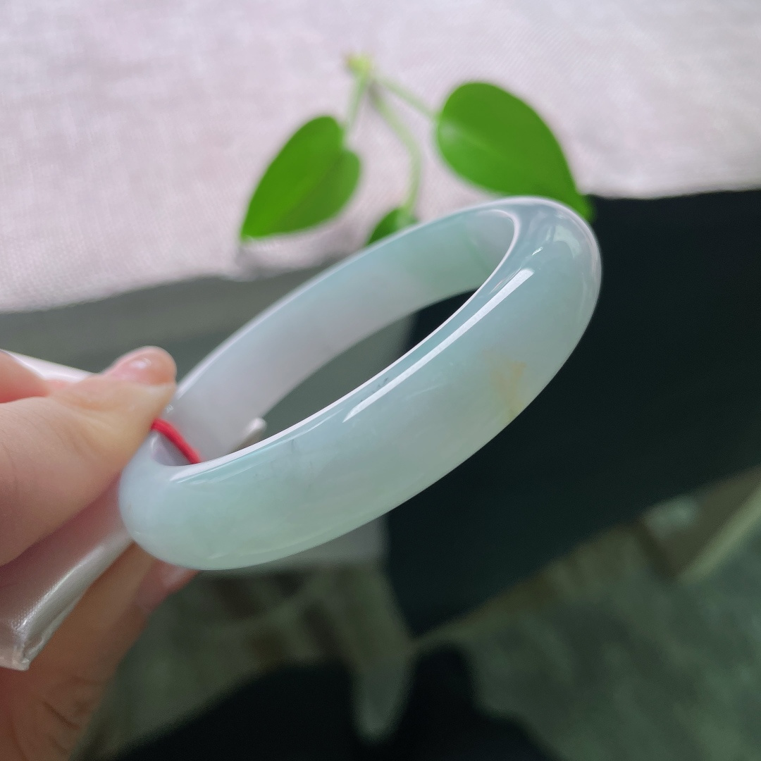 54.8/12.2/8.2，蓝底正圈，洒金，一点皮纹，淡晴翡翠镯，种细水头足，素雅不张扬，举手投足尽显温柔质感。ss58757a