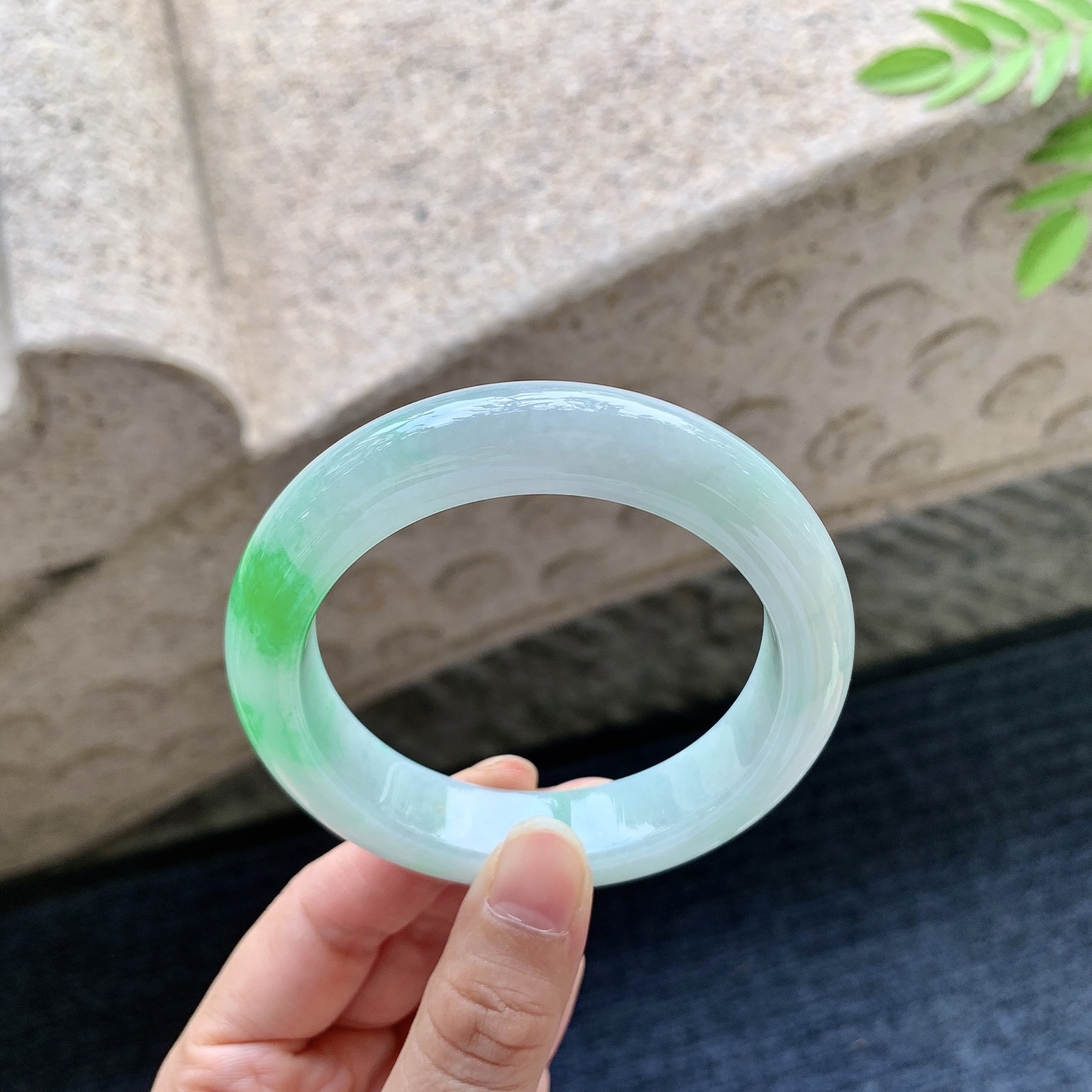 正圈55 56 圈口56.4/9.4/13.1 编码H3091509 飘阳绿，水润，种老，细腻，打灯有棉线