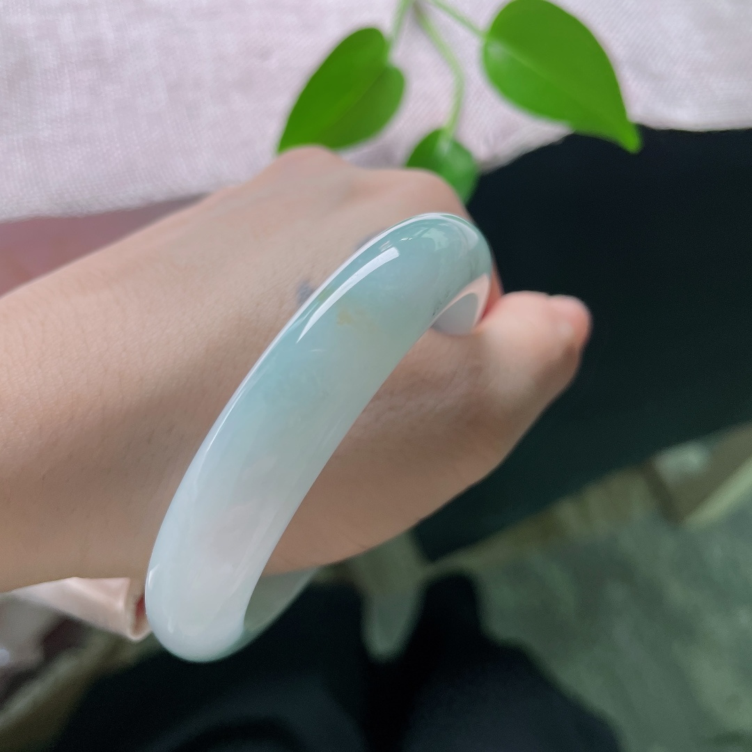 54.8/12.2/8.2，蓝底正圈，洒金，一点皮纹，淡晴翡翠镯，种细水头足，素雅不张扬，举手投足尽显温柔质感。ss58757a