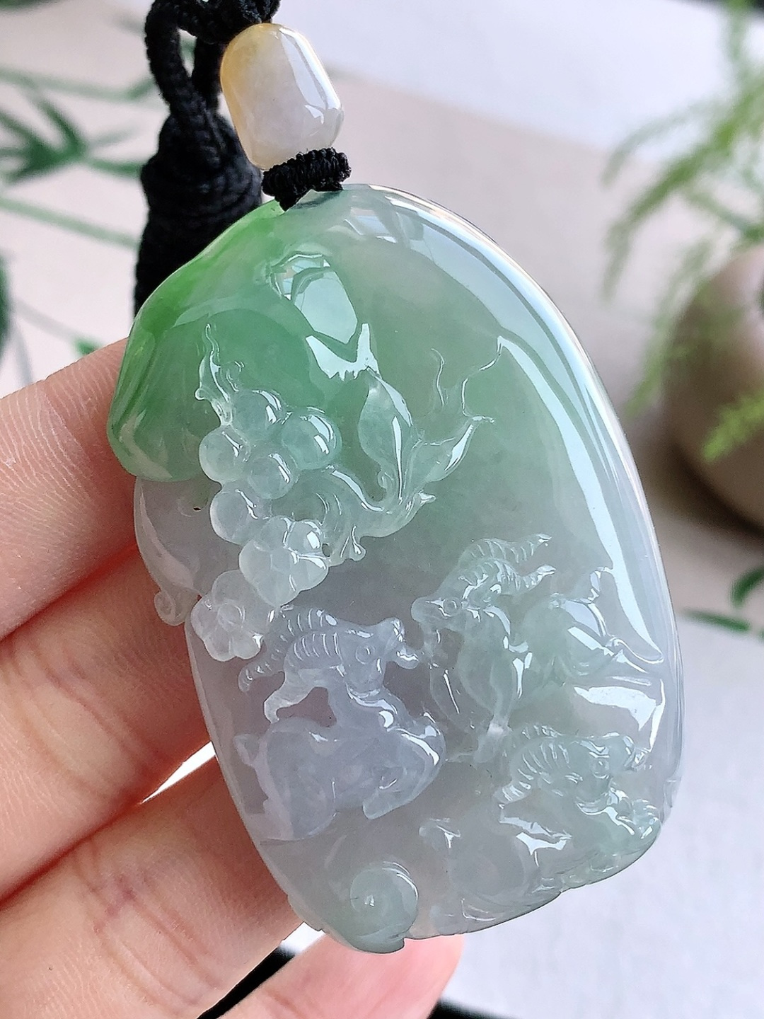 【裸石】️冰飘阳绿三羊开泰牌吊坠 【说明】缅甸 性比高 超厚 【尺寸】60-40.3-12 【重量】63克