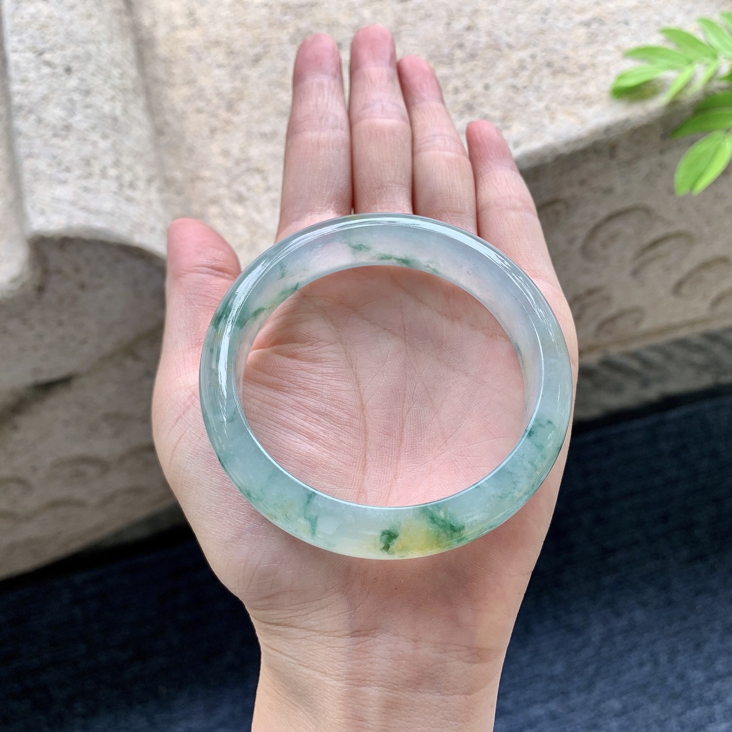 正圈55 56 圈口56.4/13.8/7.3 编码HJ090508 冰糯飘花，飘黄翡，水润，种老，