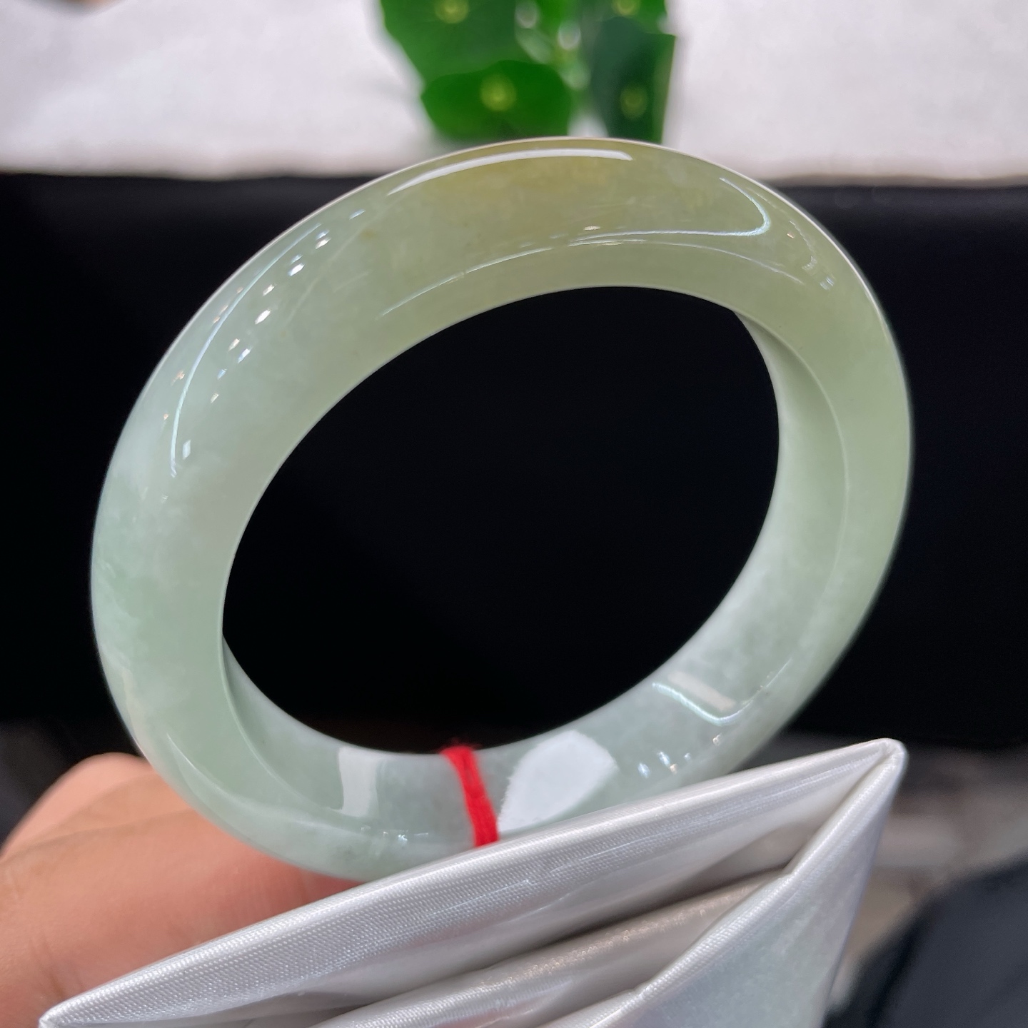 天然翡翠手镯 圈口53.2/12.2/8.5，黄翡正圈，52/53可戴，清爽晴水底色，一抹黄翡点睛，无裂