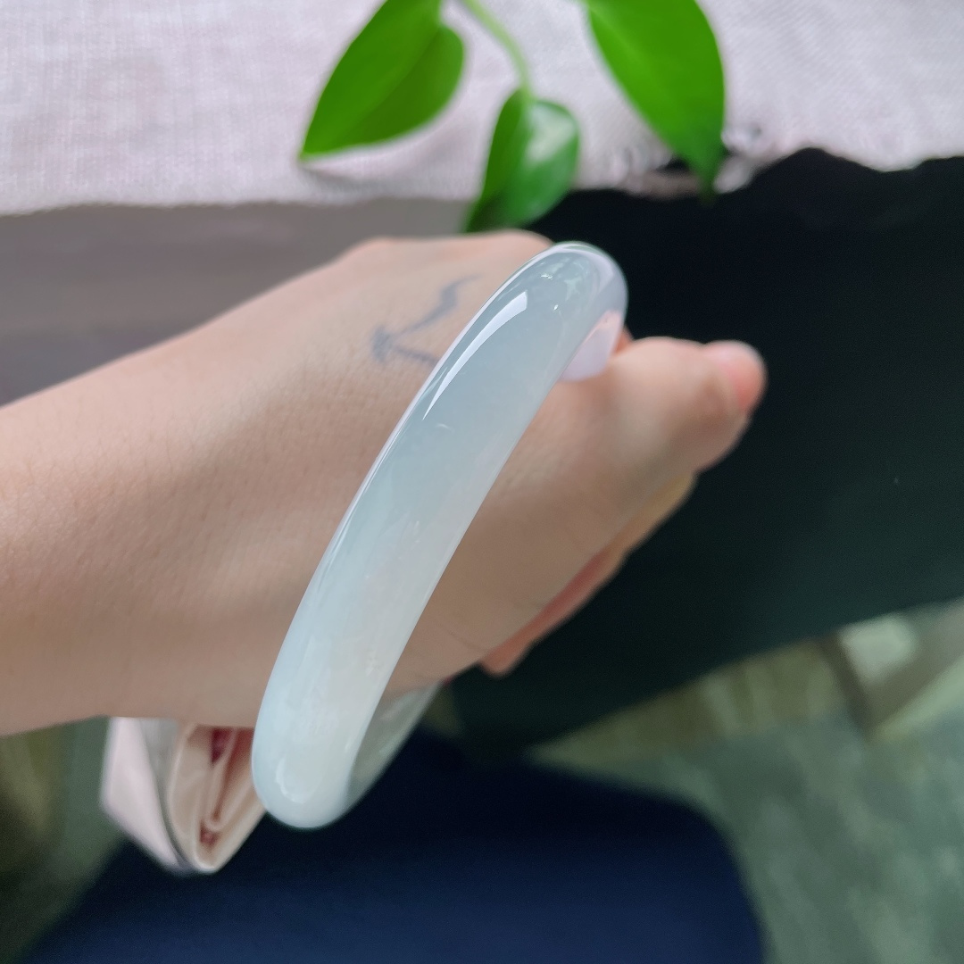 54/9.8，蓝底圆条，无裂，洒金，种水清亮干净，金斑随性分布，不浓不密，低调轻奢，雅致耐看。ss59067a