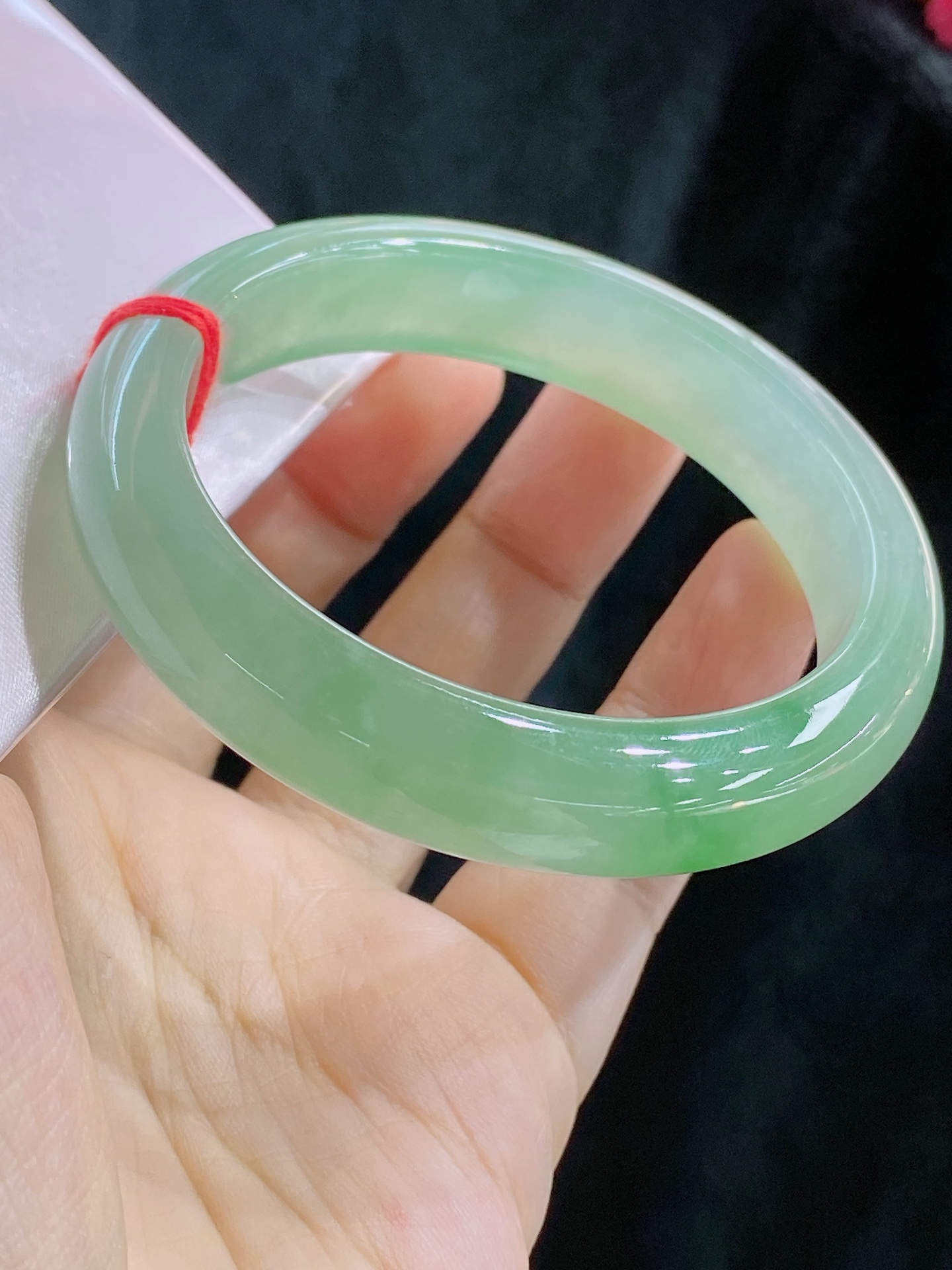 正圈手镯，种水色泽浓郁，无裂，尺寸52.5/12.3/8.6，B37-917