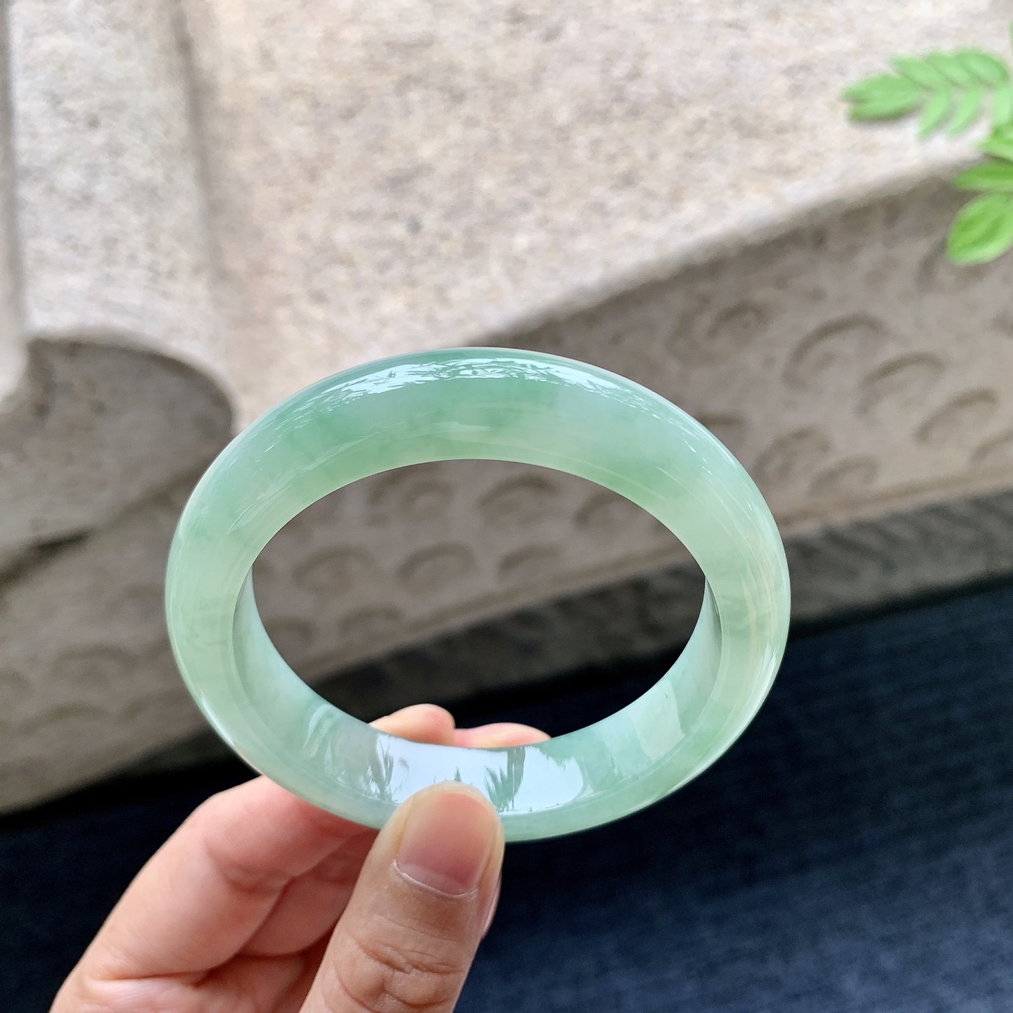 正圈54 55 圈口54.6/12.8/8.6 编码W6090720 糯冰飘绿，水润，种老，细腻，无裂