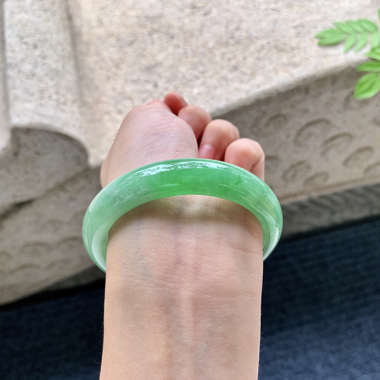 正圈54 55 圈口54.7/12/8.1 编码W6090723 糯冰飘绿，水润，种老，细腻，打灯有棉线