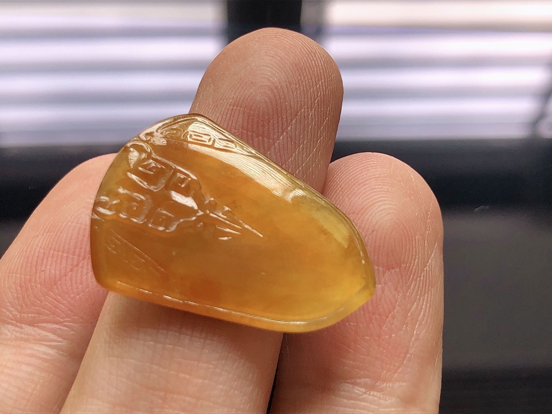 ️ 冰种黄翡平安牌，色泽极美，通透水润，玉质细腻，夺目迷人，镶嵌效果，品相，无裂，尺寸26.3*19*3.8