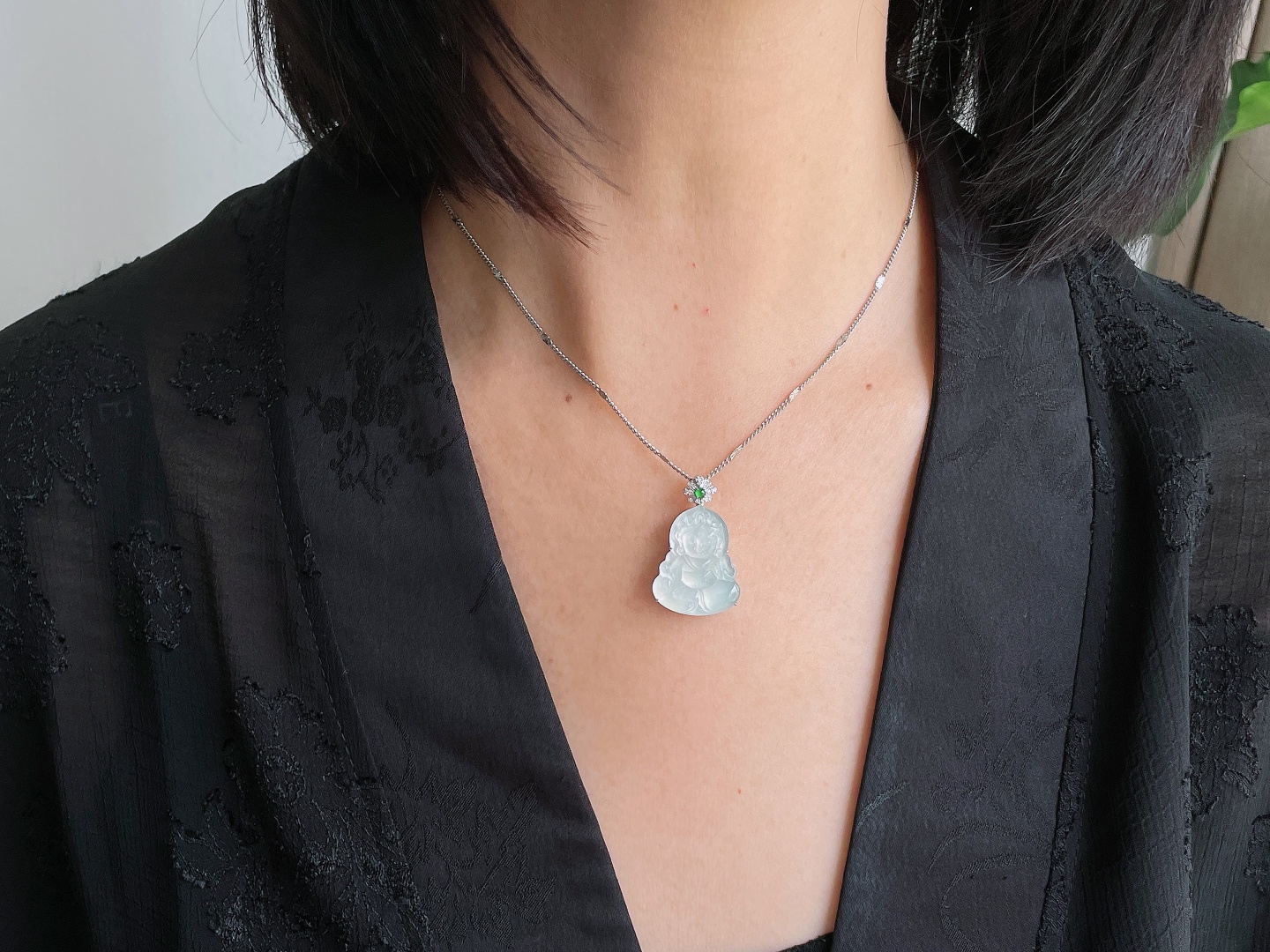 【镶嵌】冰晴水宝宝观音吊坠 【说明】缅甸 18k金镶嵌 无裂 性比高 【整体】30.2-18.8-6.7 【裸石】23.4-18.8-2.4 【重量】4.5克