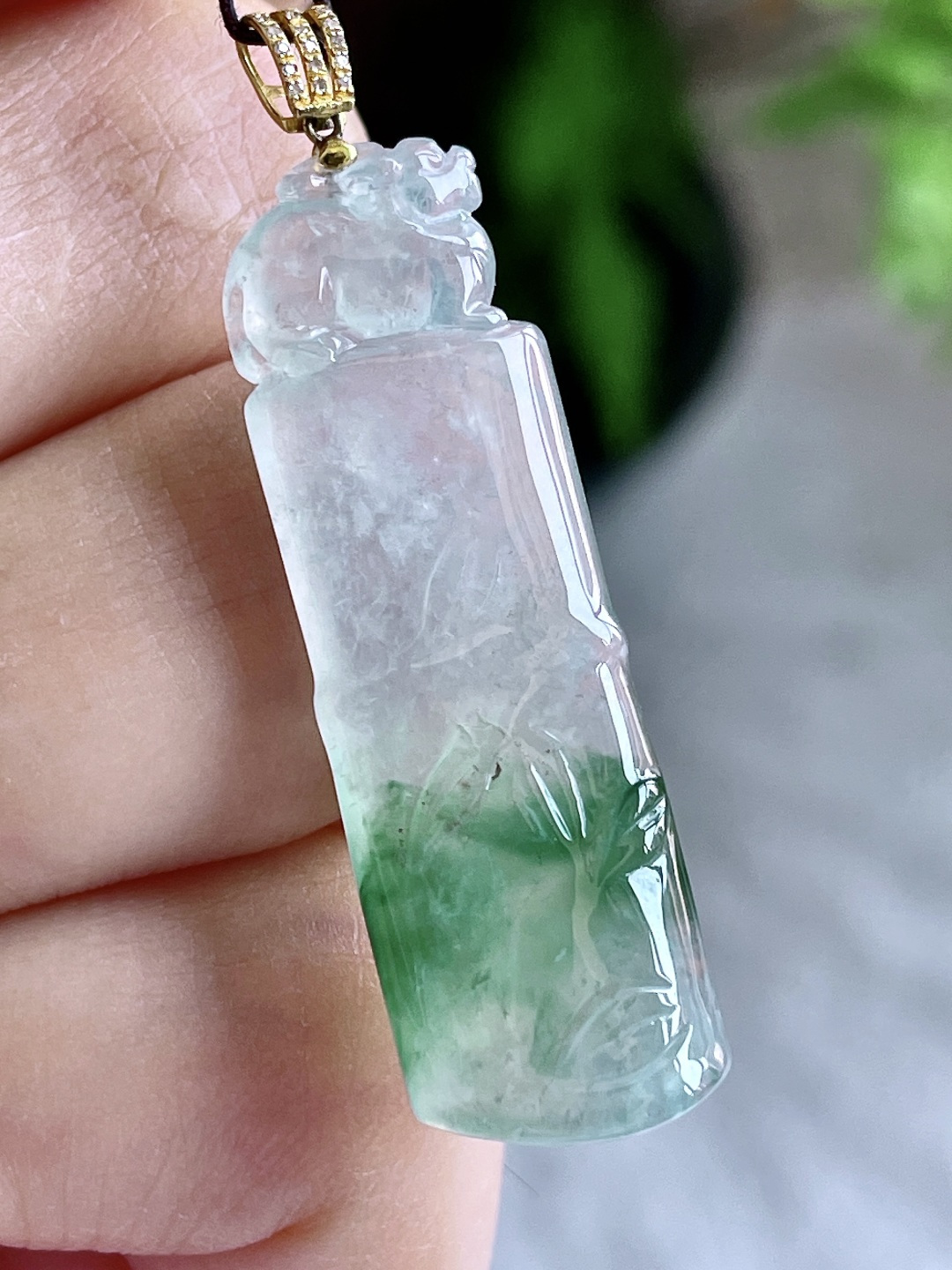 【镶嵌】冰种飘花竹子竹节貔貅吊坠 【说明】缅甸 18k金镶嵌 无裂 性比高 【整体】45 【裸石】39-12.4-5 【重量】6克