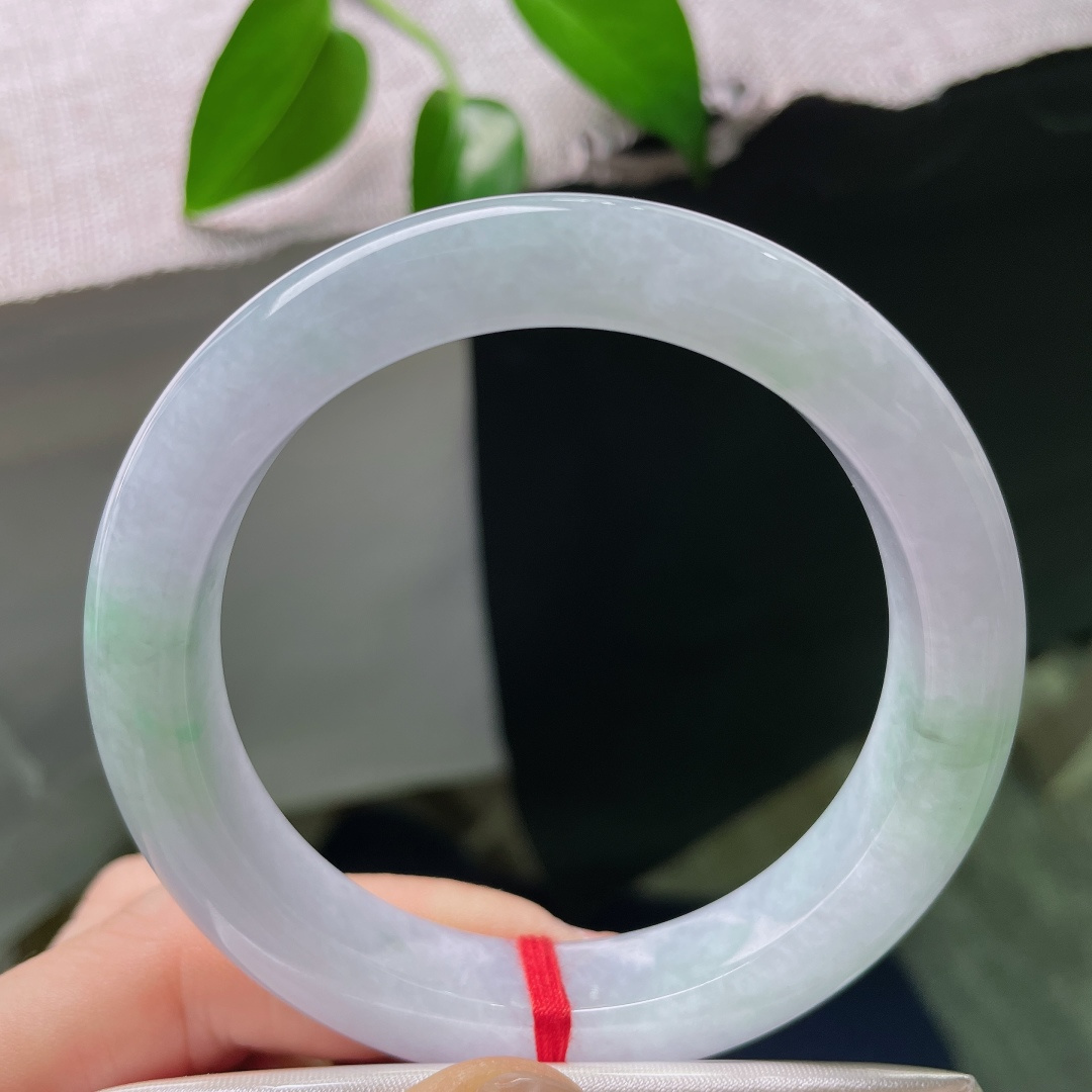 57.8/11.7/9.1，春彩正圈，晶体，玉质冰透细腻，晴底淡雅柔和，一抹翠色晕染，如春风拂过湖面。ss58841a