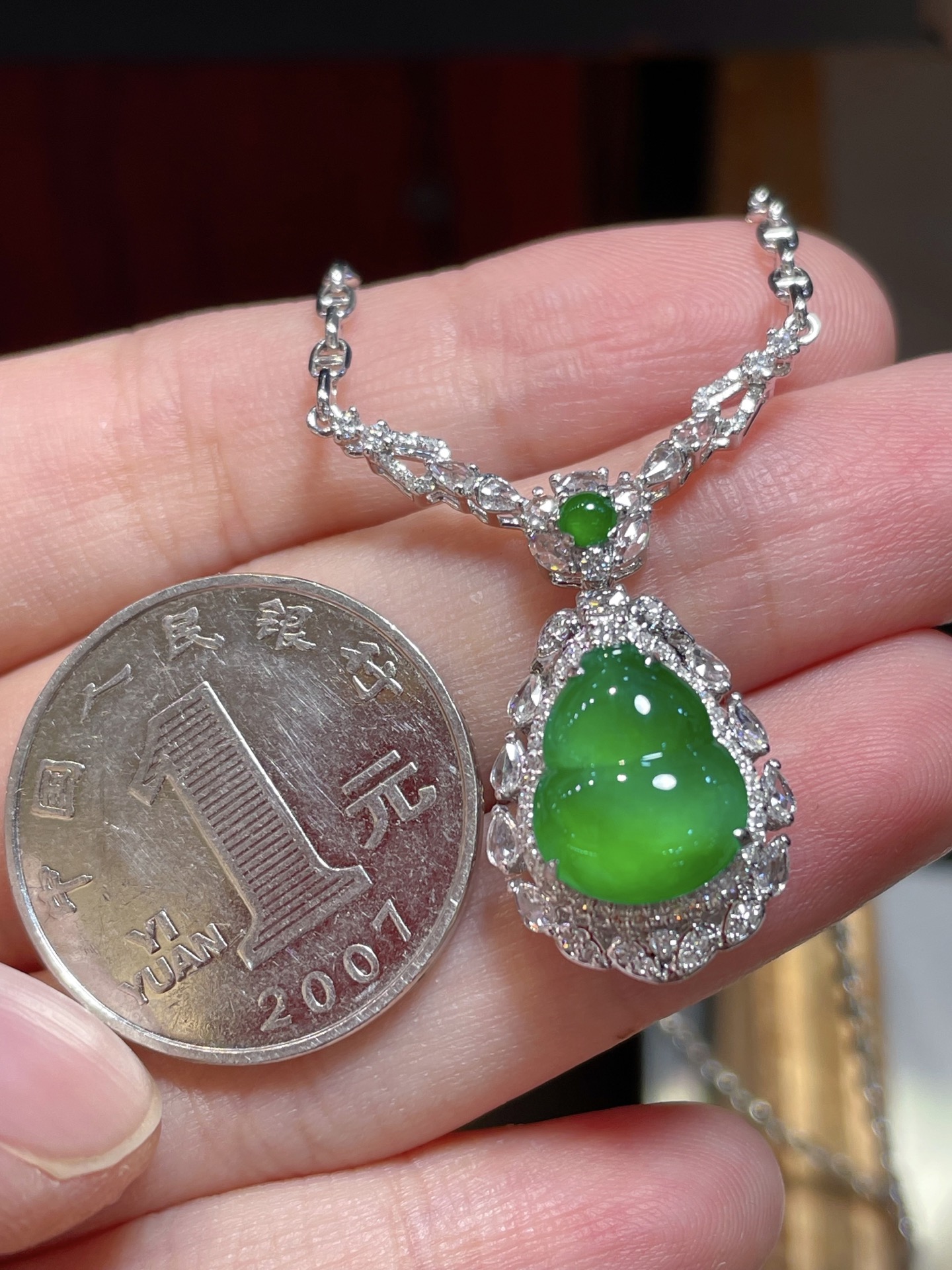 ️含18k金链子 ️性比 超美辣绿晚装款翡翠葫芦项链 冰种辣绿色，颗颗饱满起光，性比很高 18k金