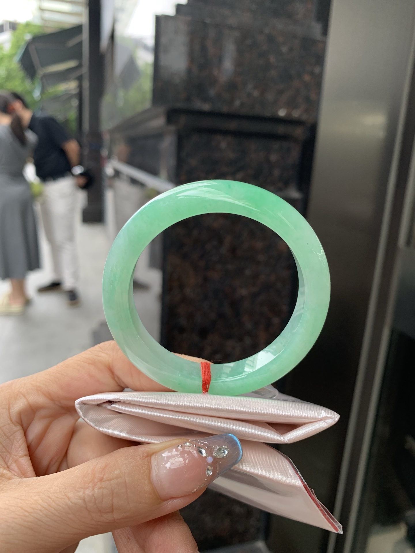 满绿正圈 51-8-10.7 0502-N599 打灯细纹，微底妆水润，满圈阳绿鲜艳青翠，色泽均匀分