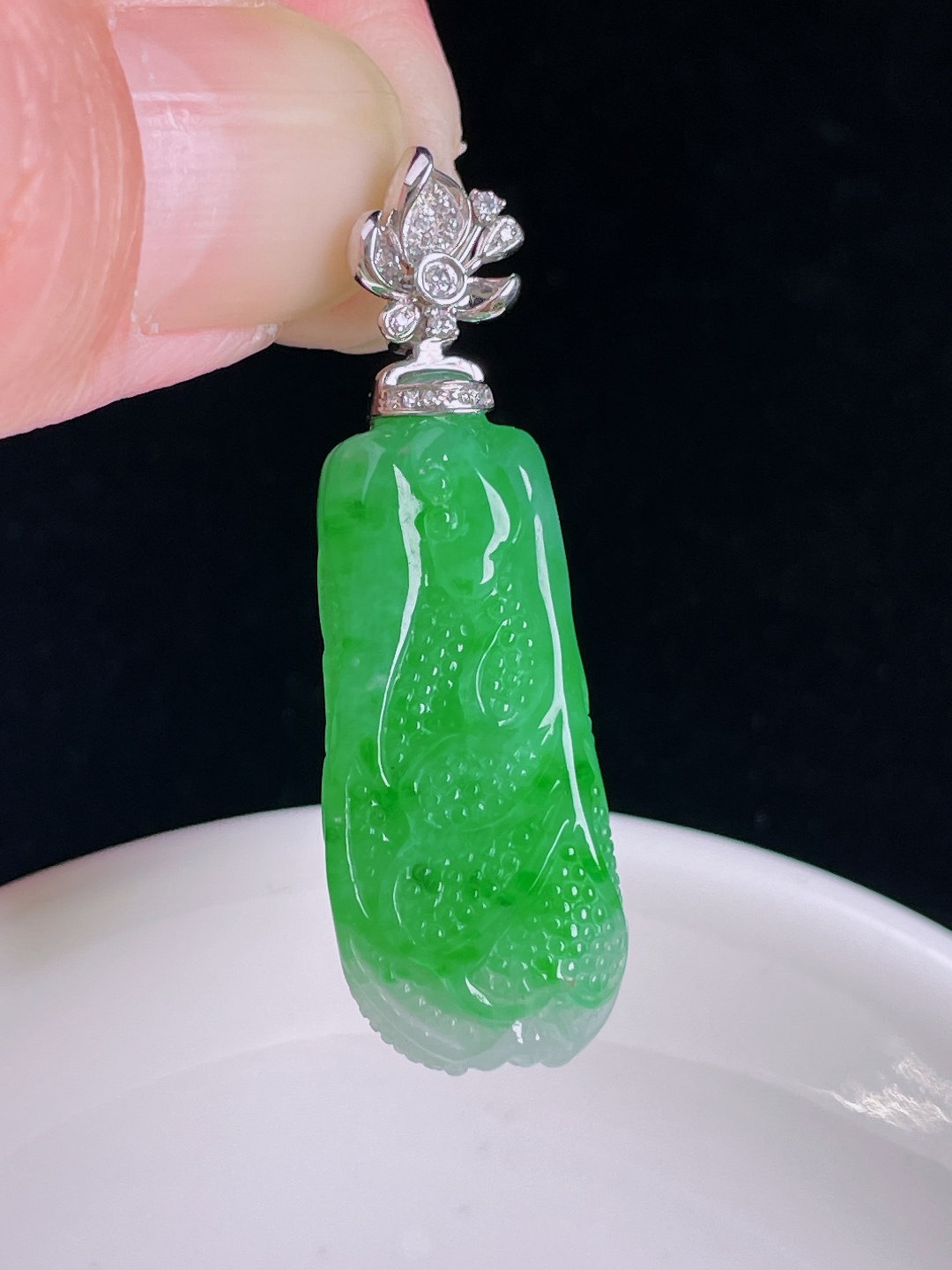 ️辣绿百财白菜，18k镶嵌，老种起光，细底通透，尺寸：42裸石31.8/14/9mm0918
