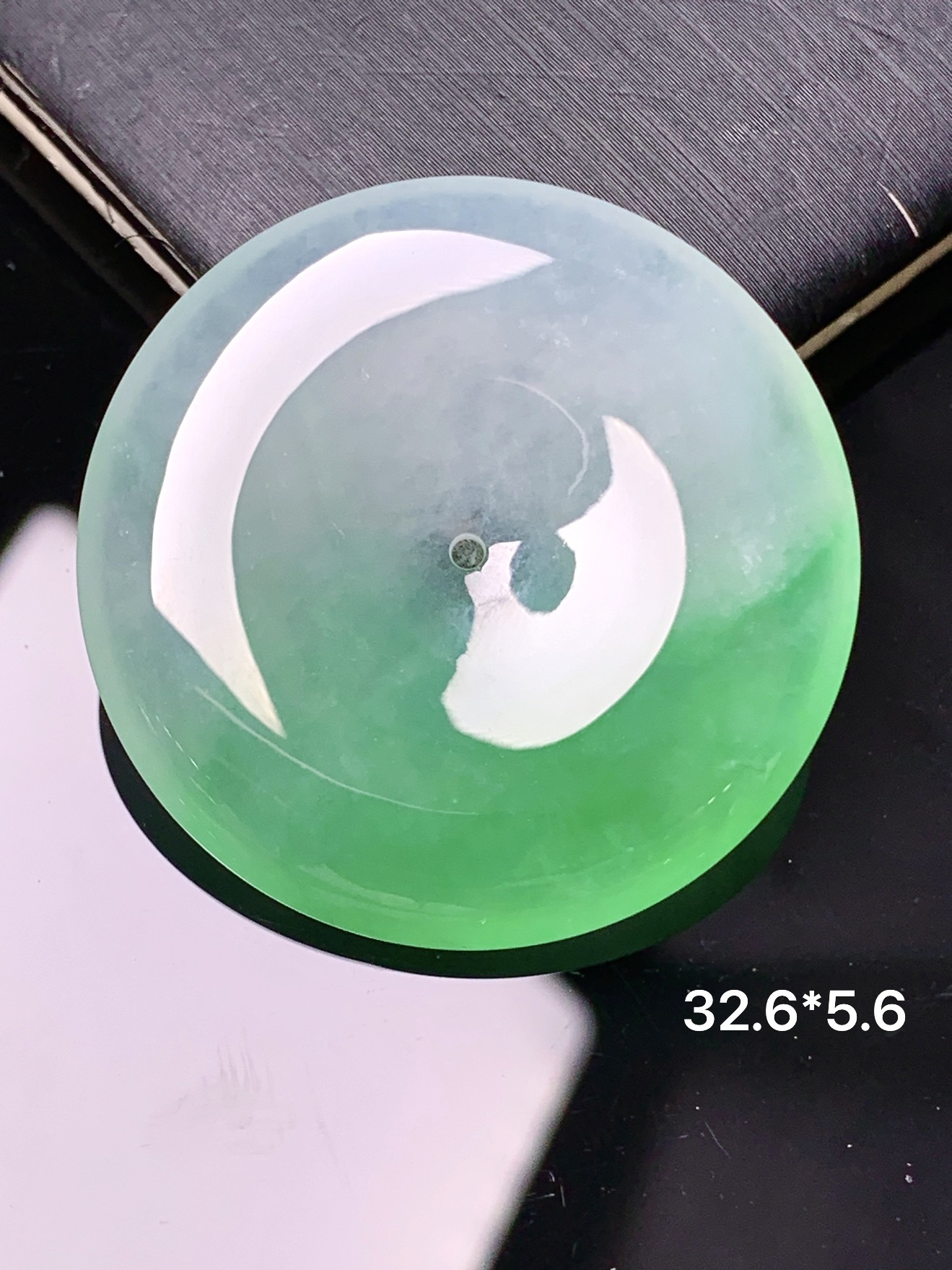 飘绿平安扣吊坠 玉质细腻 色泽艳丽清新 水润亮眼 整体尺寸32.6*5.6 x1