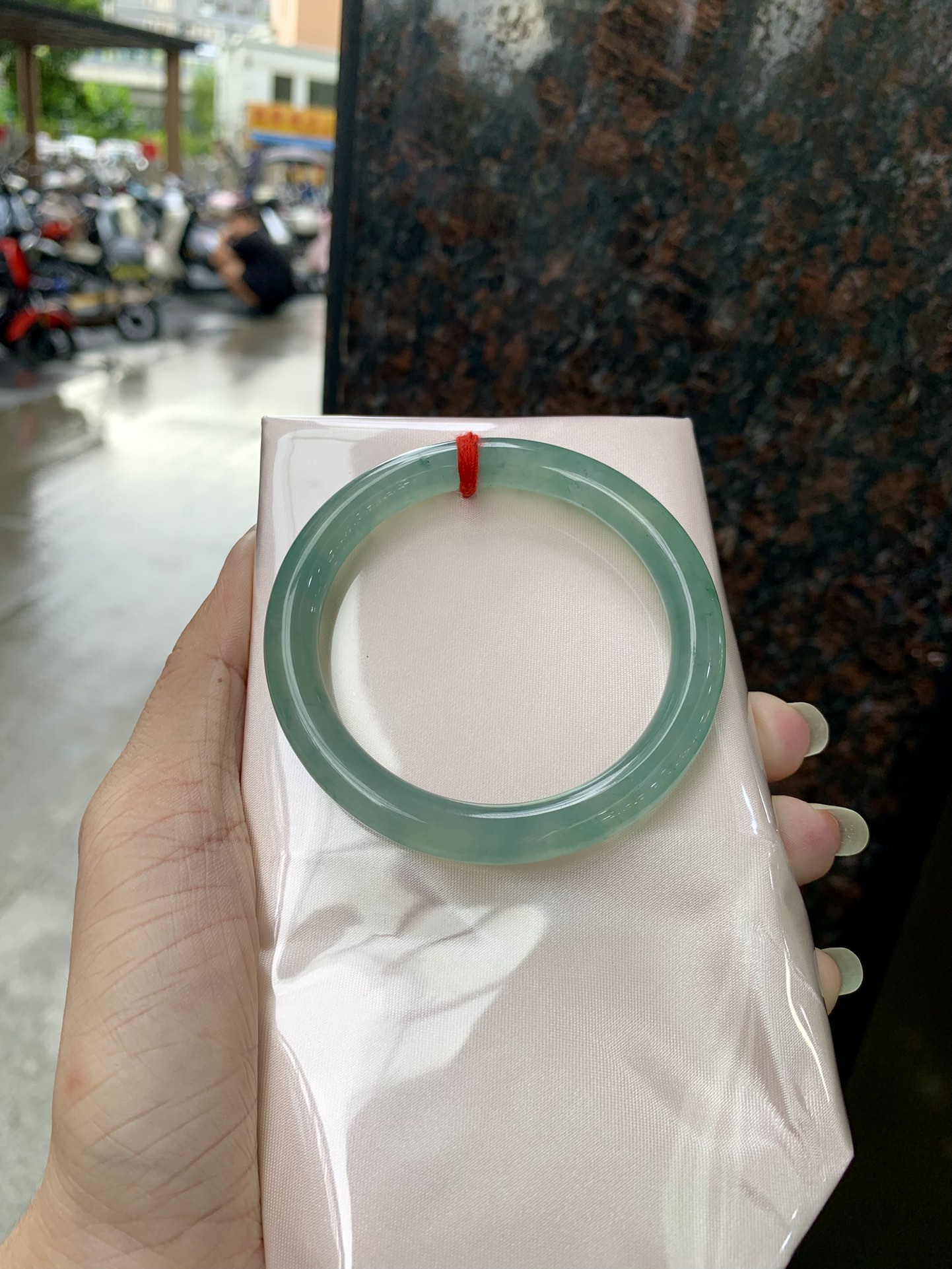 冰蓝美人条 53.8-8.2-8 0824-X634 打灯细纹，底妆冰胶润，千变万化的冰晴蓝底色，拥有海的颜色，却散发着星空的光芒，这是一只来自冰川蓝的清冷气质仙女镯