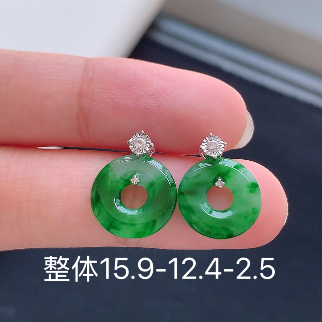 ️ 冰飘绿甜甜圈耳钉 无裂细腻水润 ，佩戴简约大气 货号18828，15.9-12.4-2.5