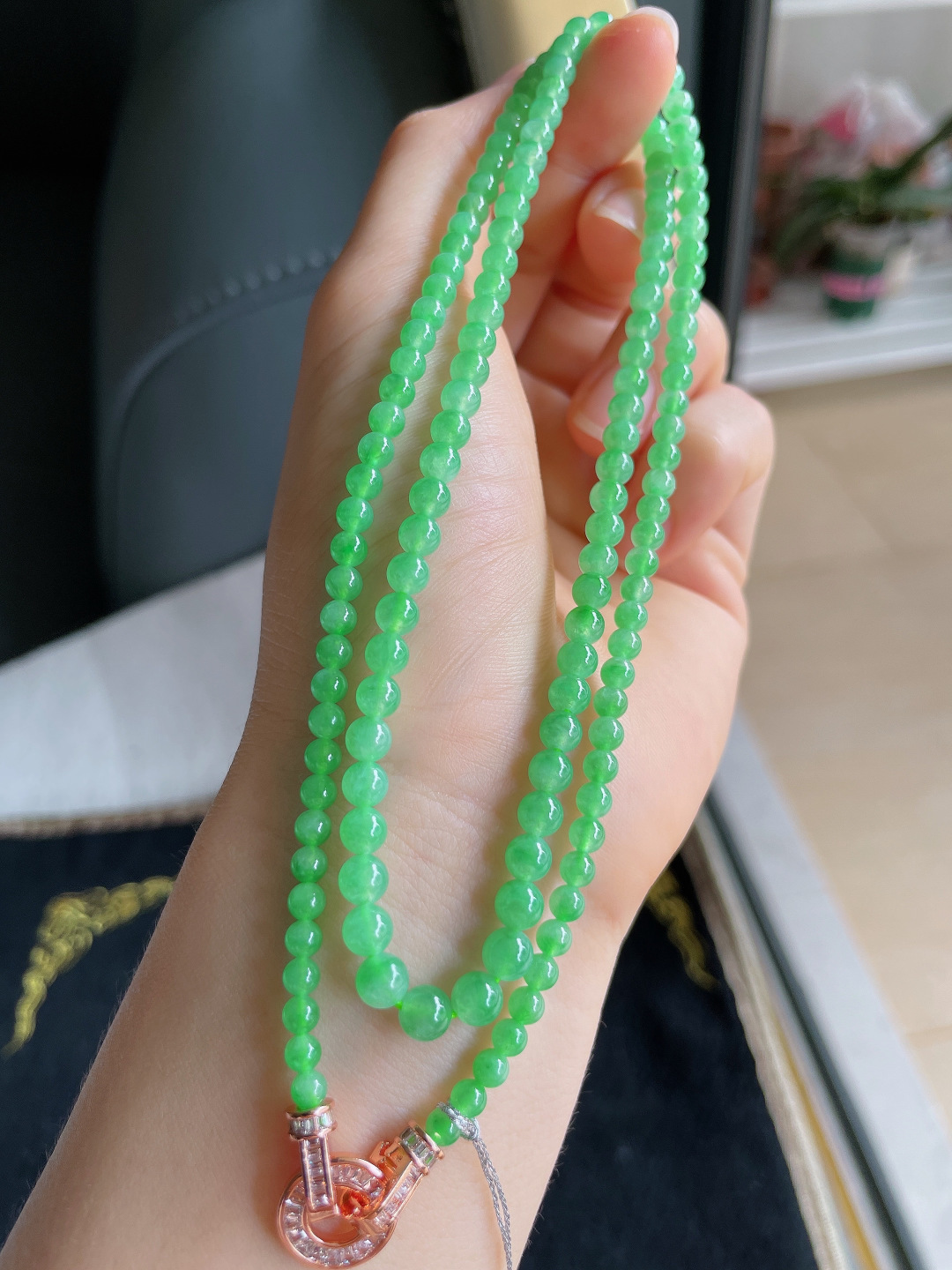 缅甸天然翡翠A货，冰满绿甜绿项链，尺寸：4.2mm143颗。【编4258】