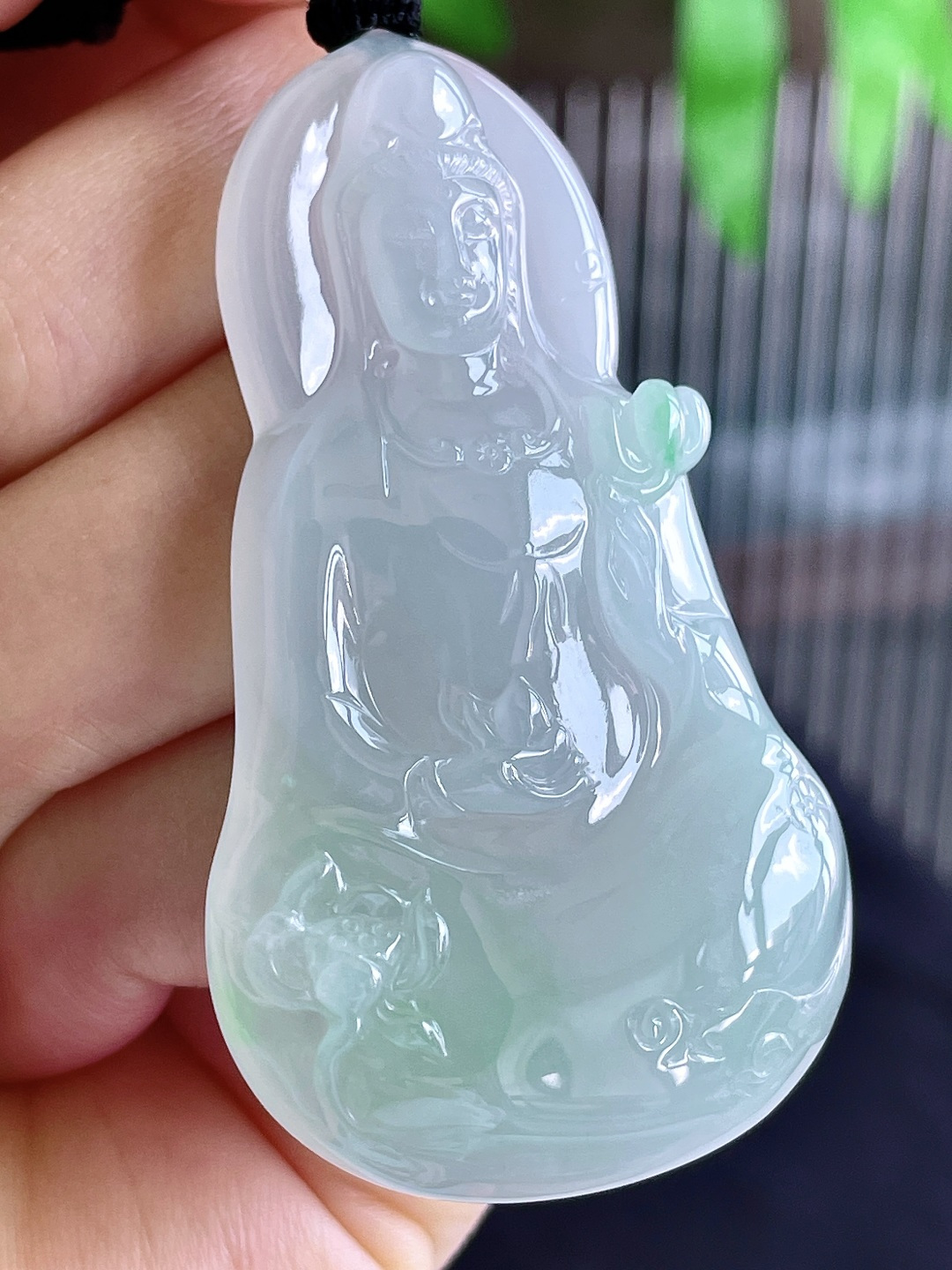 【裸石】冰飘花大势至菩萨持莲观音牌吊坠 【说明】缅甸 无裂 性比高 厚装 【尺寸】60-33.3-8.1 【重量】31.3克
