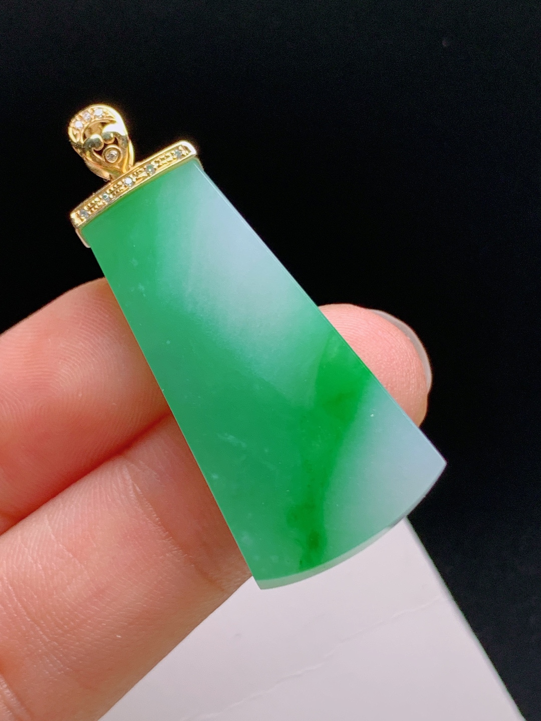 ️ 冰种阳绿方牌吊坠，色浓水润，简约大气，平安无事 裸石33.9-16.4-3.7 整体40.8 