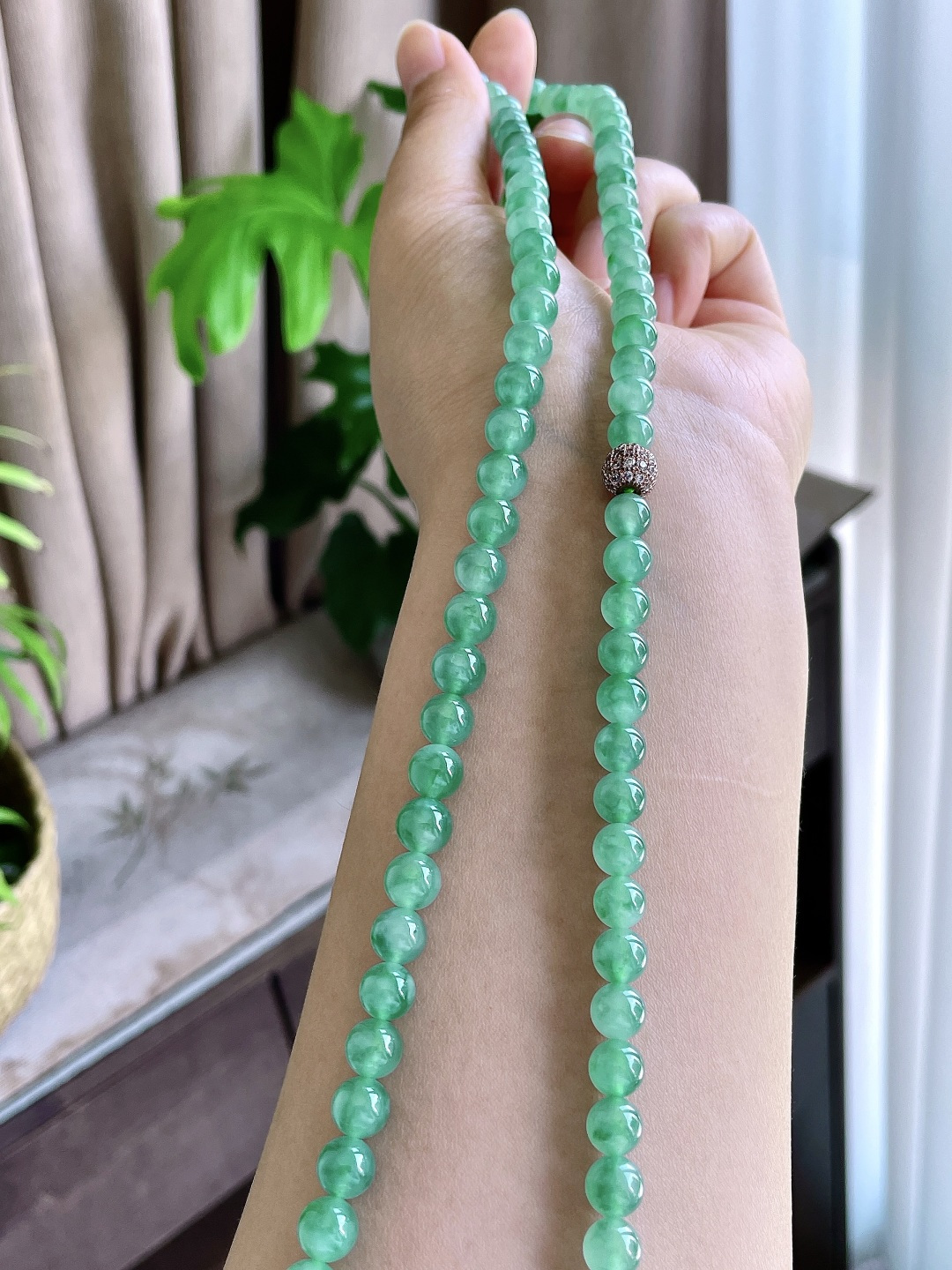 【珠子】冰晴绿珠链圆珠珠子珠链 【说明】缅甸 性比高 【尺寸】7mm 36cm 【重量】69.2克