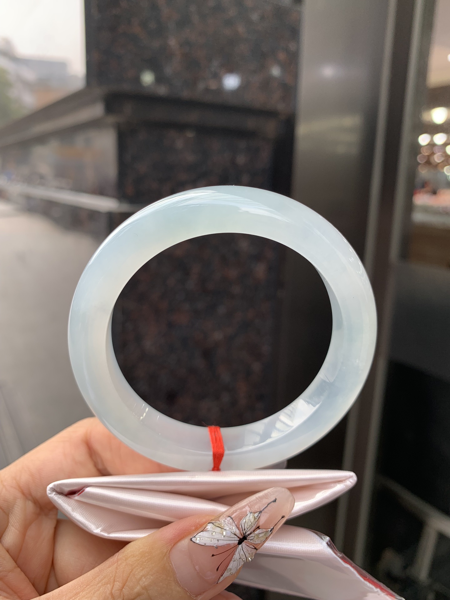冰蓝正圈 55.9-9-11.2 0307-N166-6 打灯棉絮，底妆冰润细腻，千变万化的冰晴蓝底色，拥有海的颜色，却散发着星空的光芒，这是一只来自冰川蓝的清冷气质仙女镯。