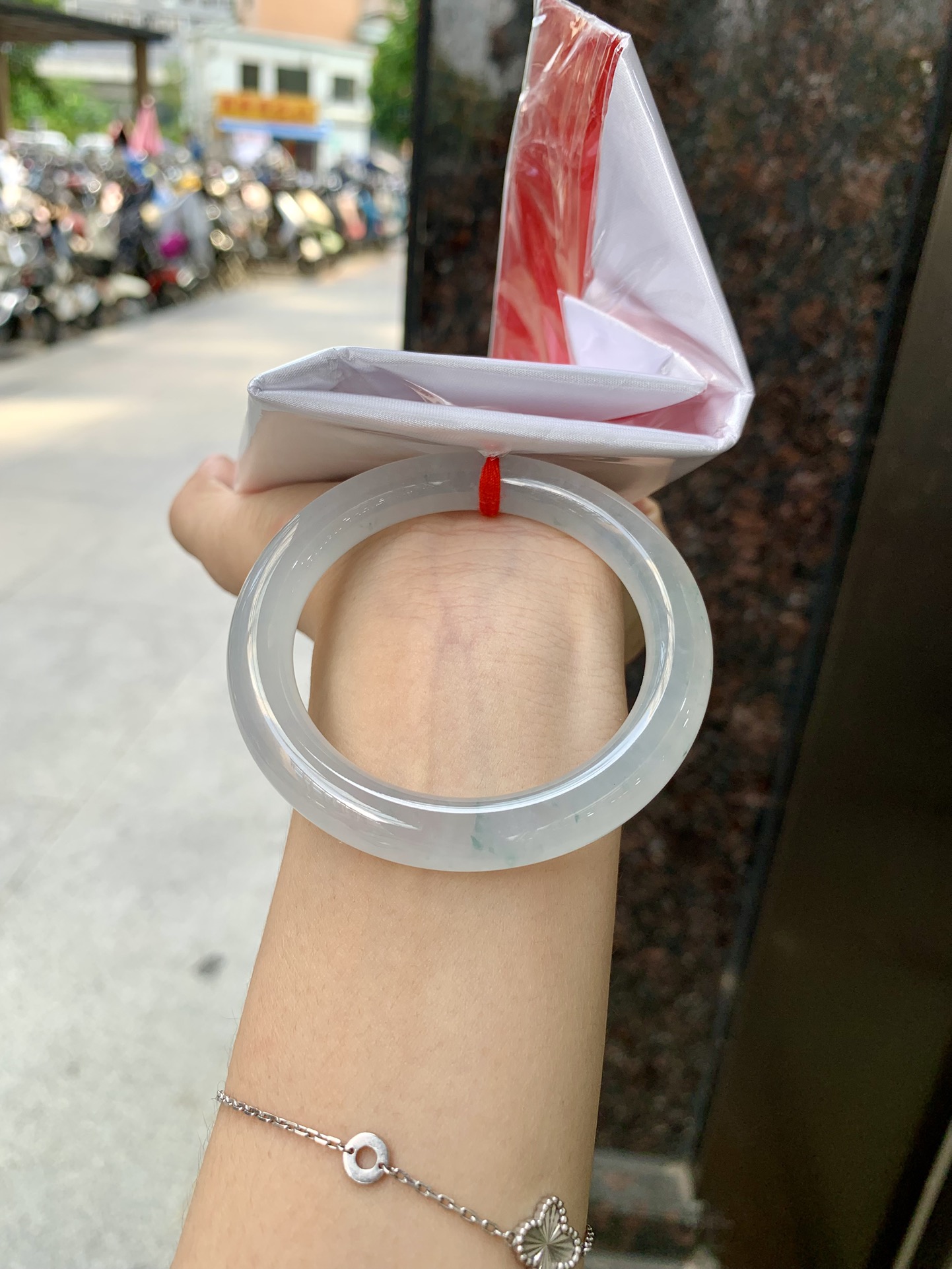 绿底飘花正圈 51.8-12-9.1 0709-174-84 无裂，打灯棉线，不影响，底妆冰胶有透手感，飘小碎花点缀，上手给人一种柔和、宁静的感觉，上手显肤色
