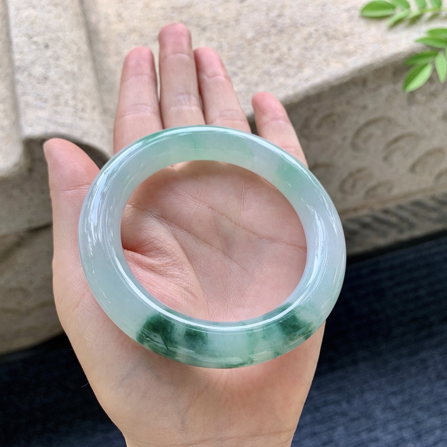 圆条55 56 圈口56.6/11.2/11.6 编码HJ091918 糯冰飘绿花，水润，种老，细腻