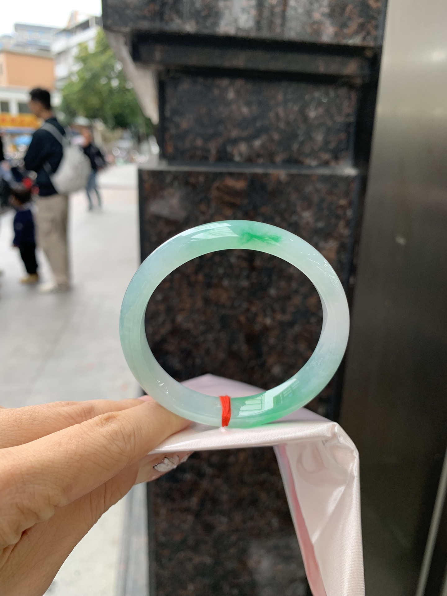 正圈 57.5-7.5-10.7 0304-2X51-2 打灯细纹，底妆冰透润细腻，飘两抹冰绿花，鲜艳得像新冒头的嫩芽，灵动清新，即柔和又充满生机。