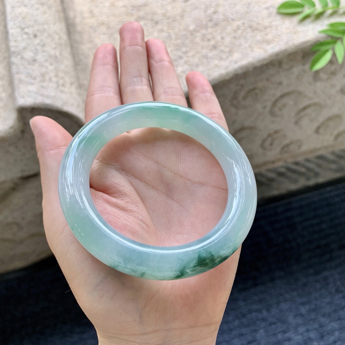 圆条55 56 圈口56.6/11.2/11.6 编码HJ091918 糯冰飘绿花，水润，种老，细腻，无裂