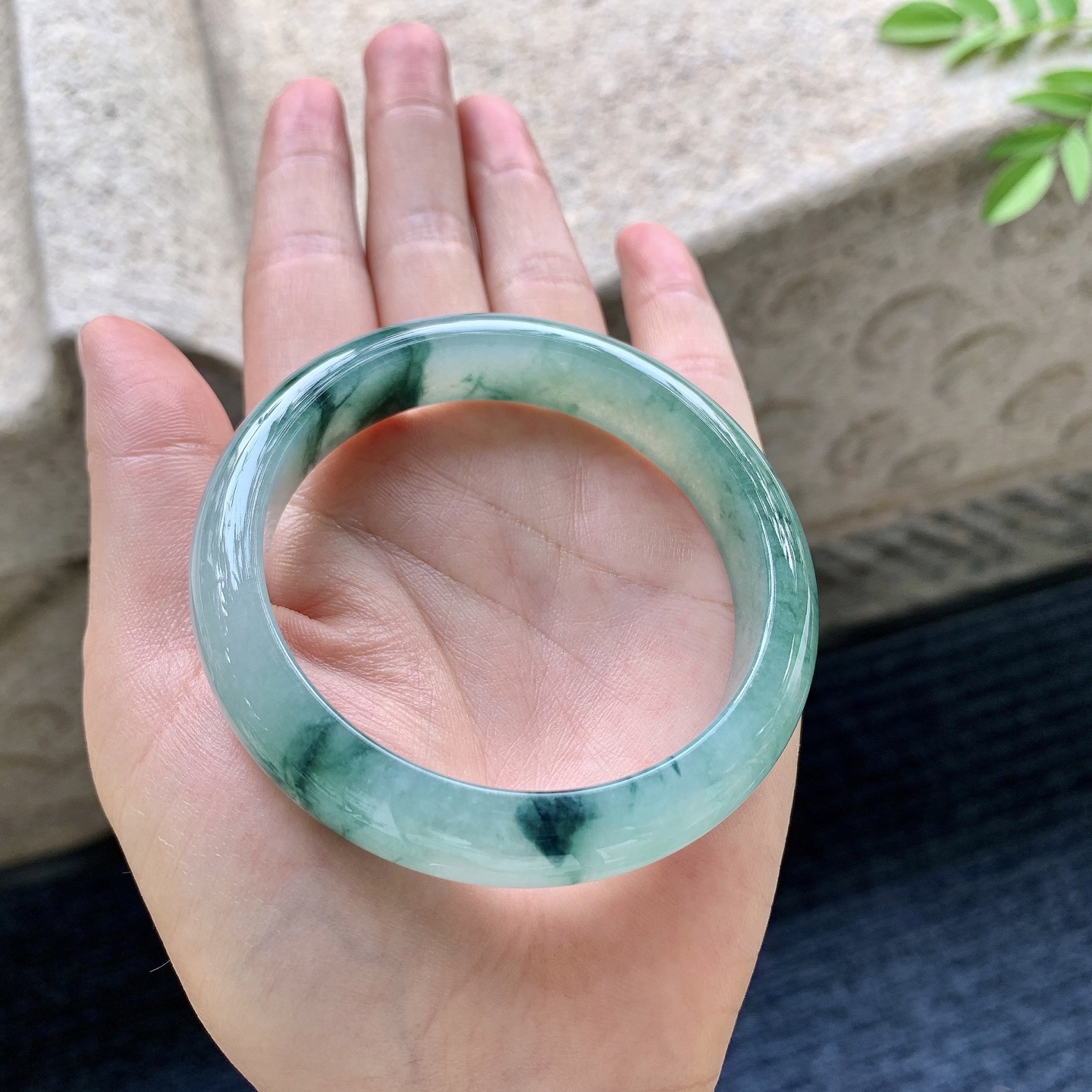 正圈54 55 圈口55.8/12.7/7.7 编码T1091908 糯冰飘绿，水润，种老，细腻，无