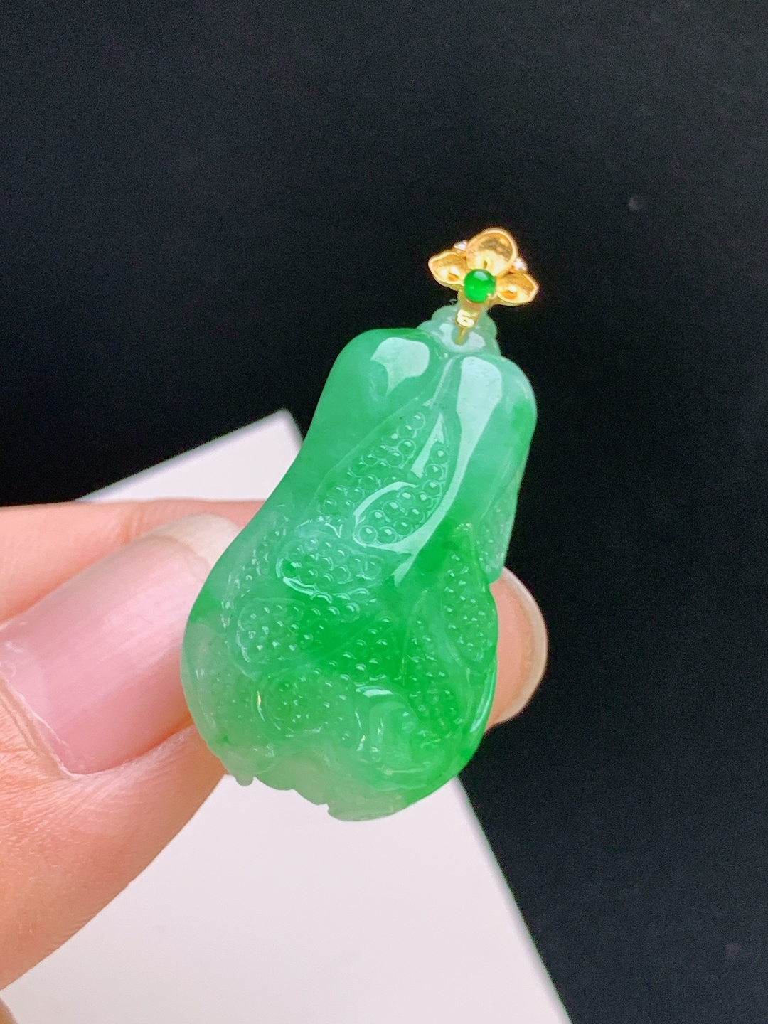 ️ 冰飘绿白菜吊坠，色浓艳丽，雕工细腻，百财聚来 裸石26.5-15.5-9.9 整体32.7 47